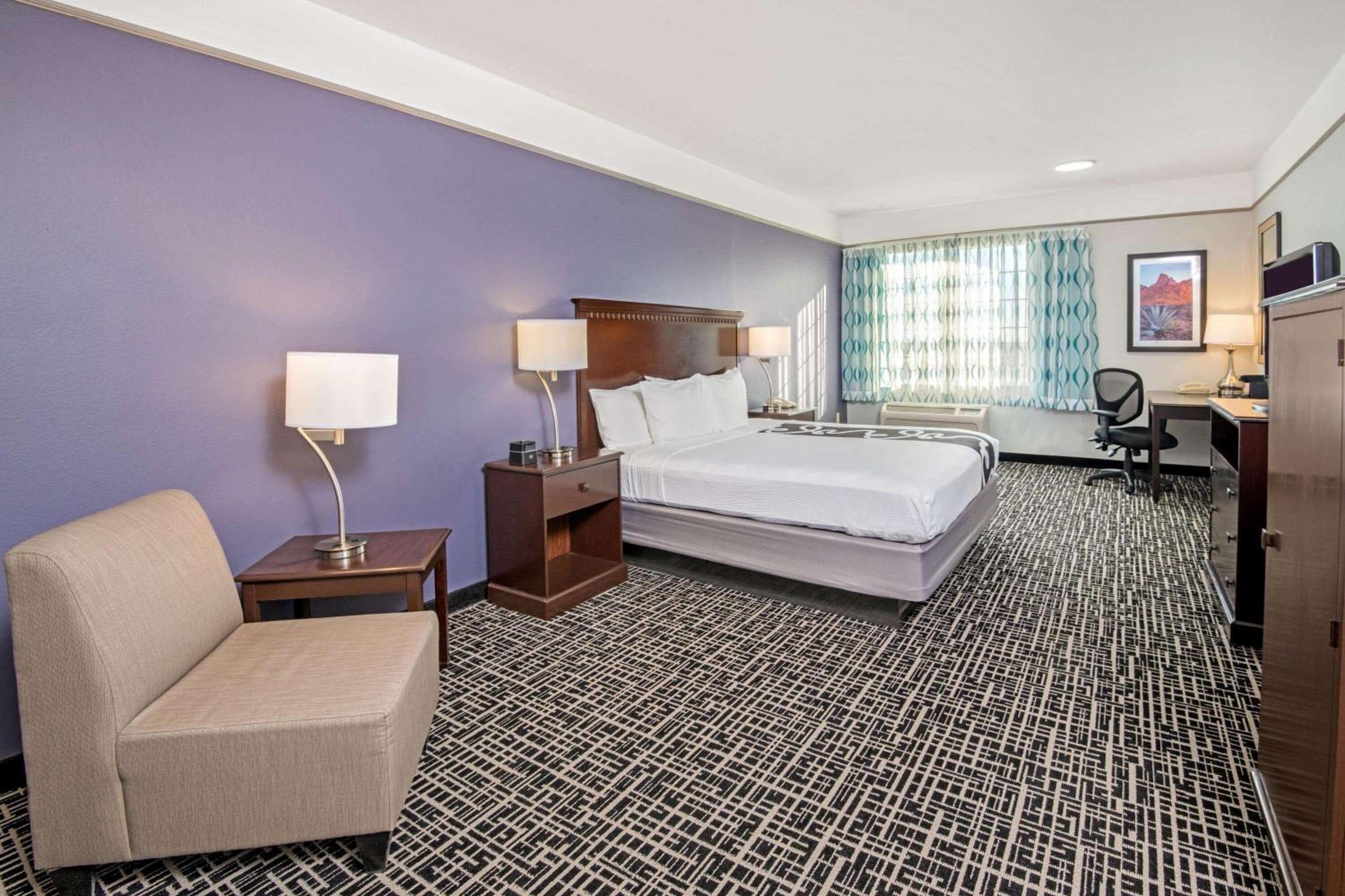 Deluxe King Room - Non-Smoking - Photo 1
