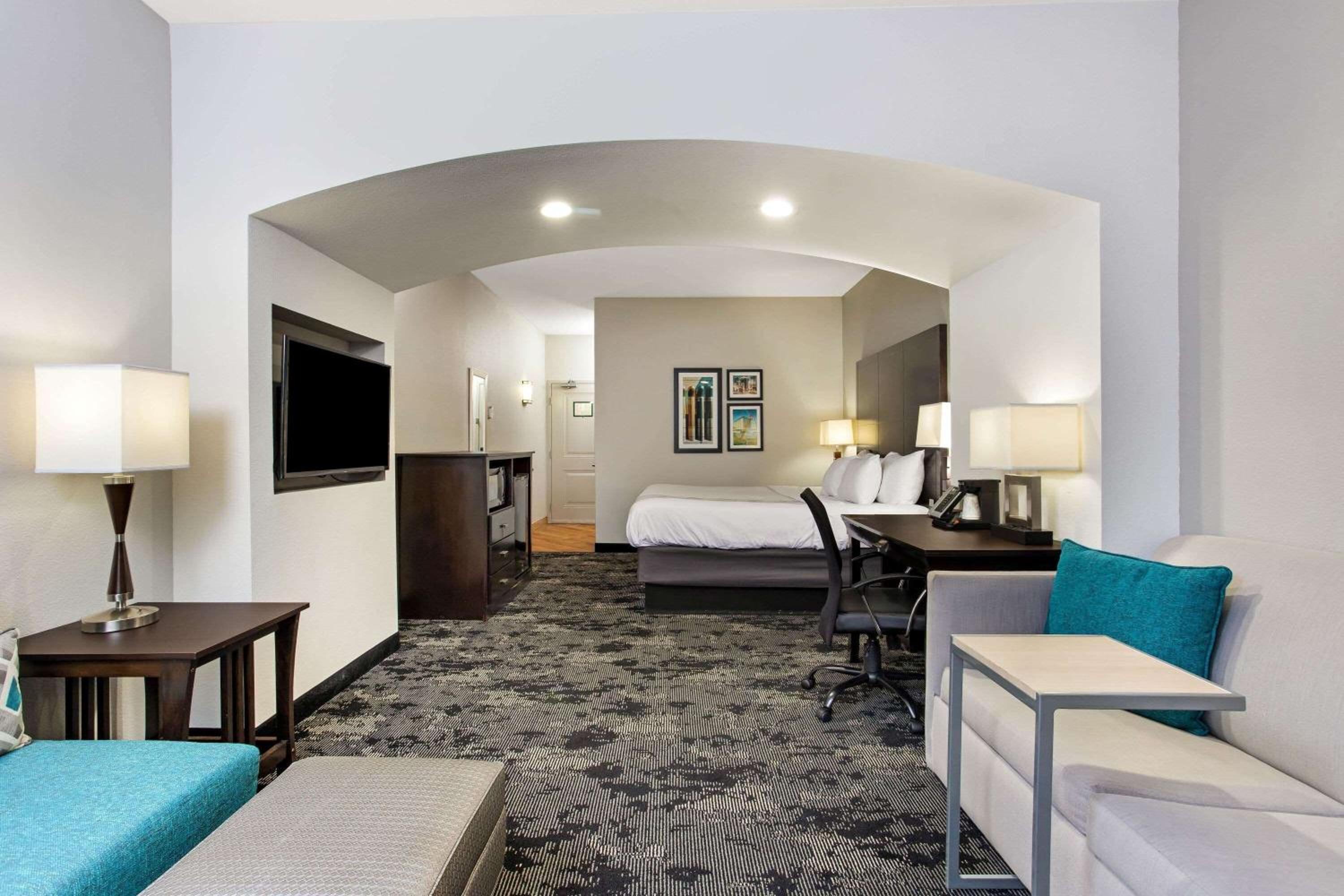 Deluxe King Suite - Non-Smoking - Photo 4