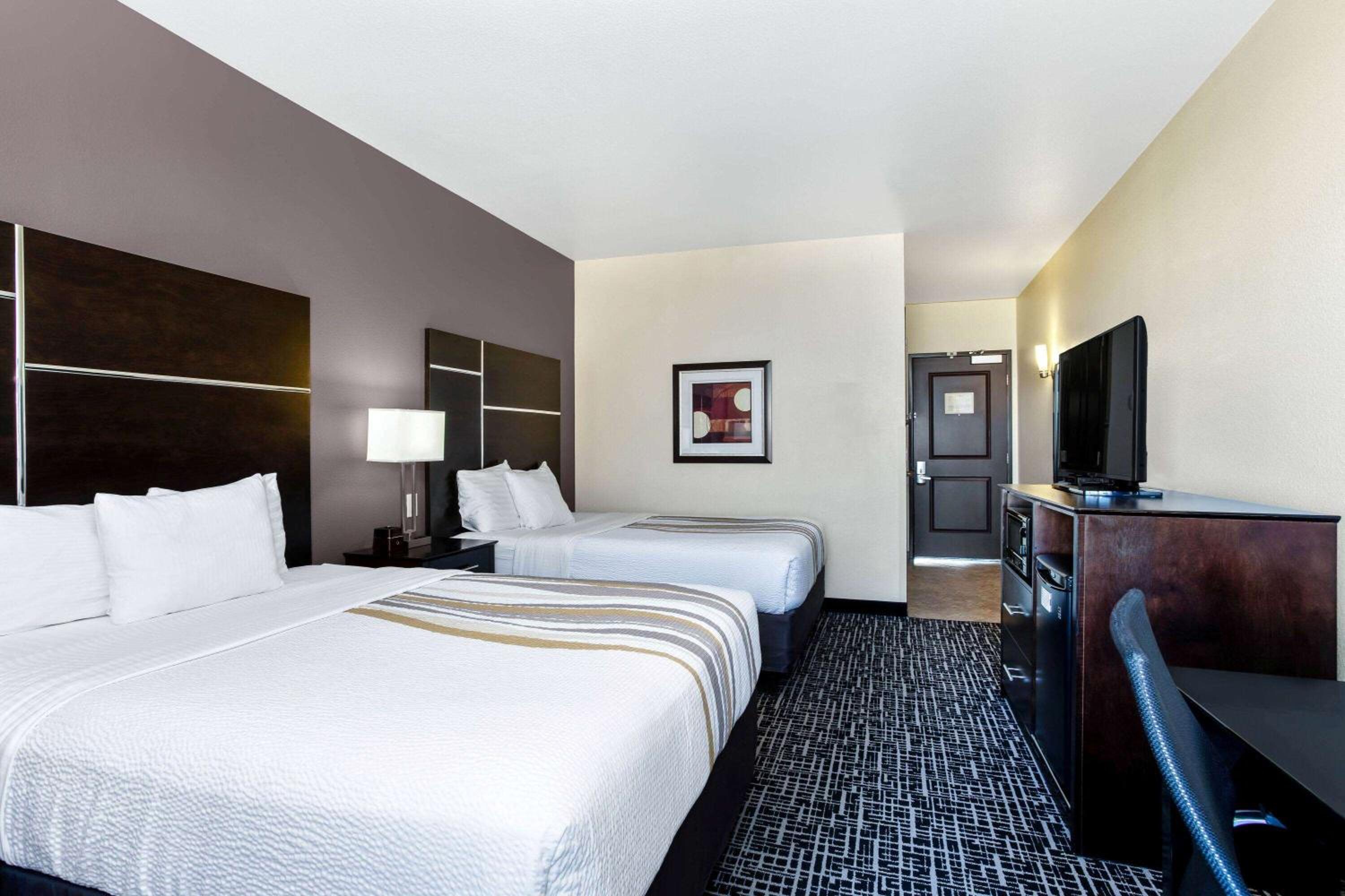 Deluxe Queen Room with Two Queen Beds - Non-Smoking - Photo 6