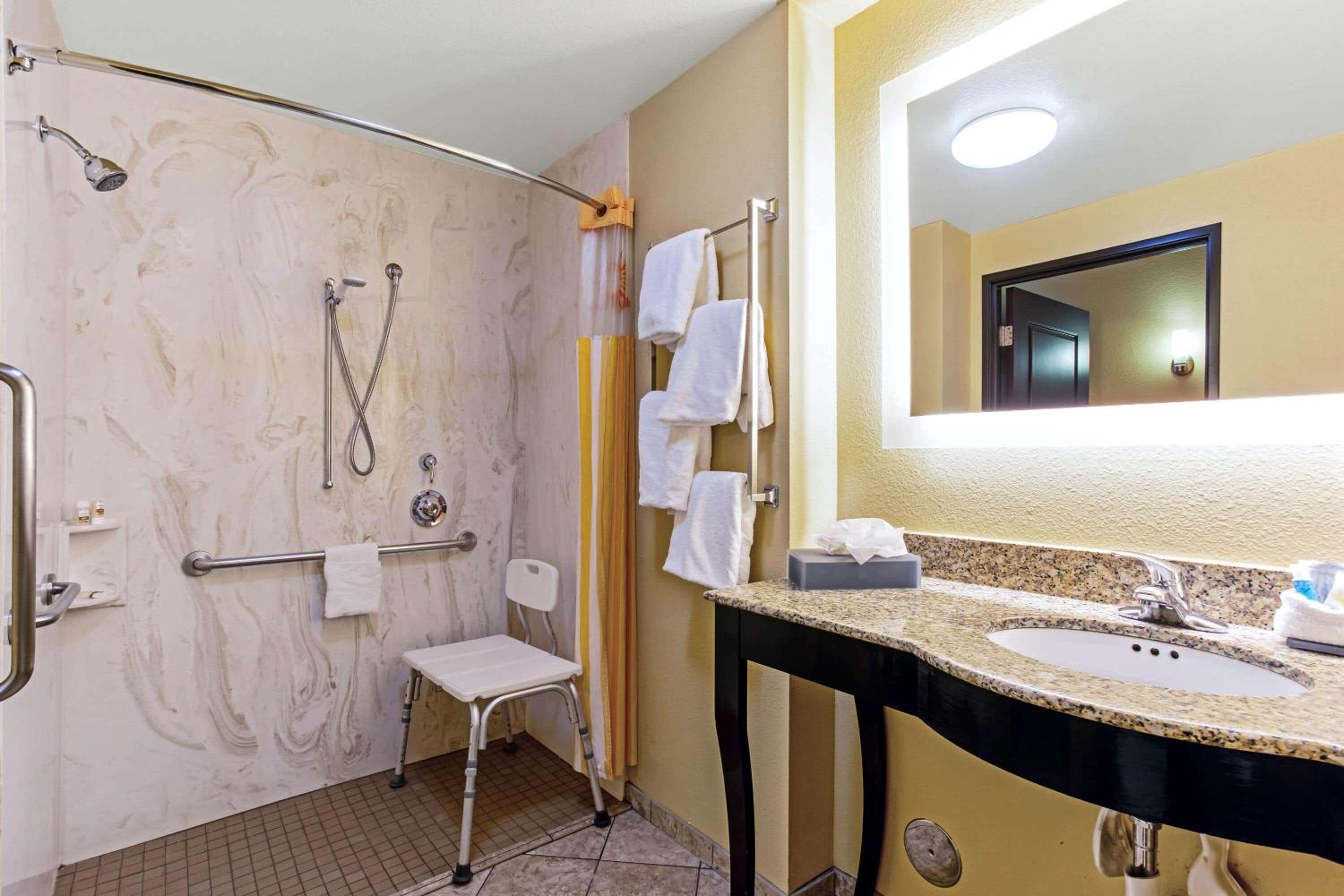 King Room - Mobility Access/Non-Smoking - Photo 6