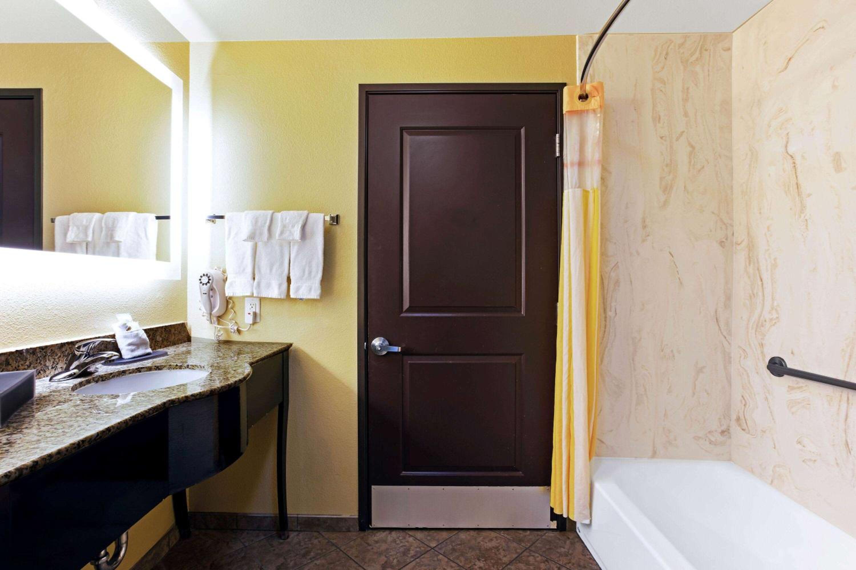 King Suite - Non-Smoking - Photo 5