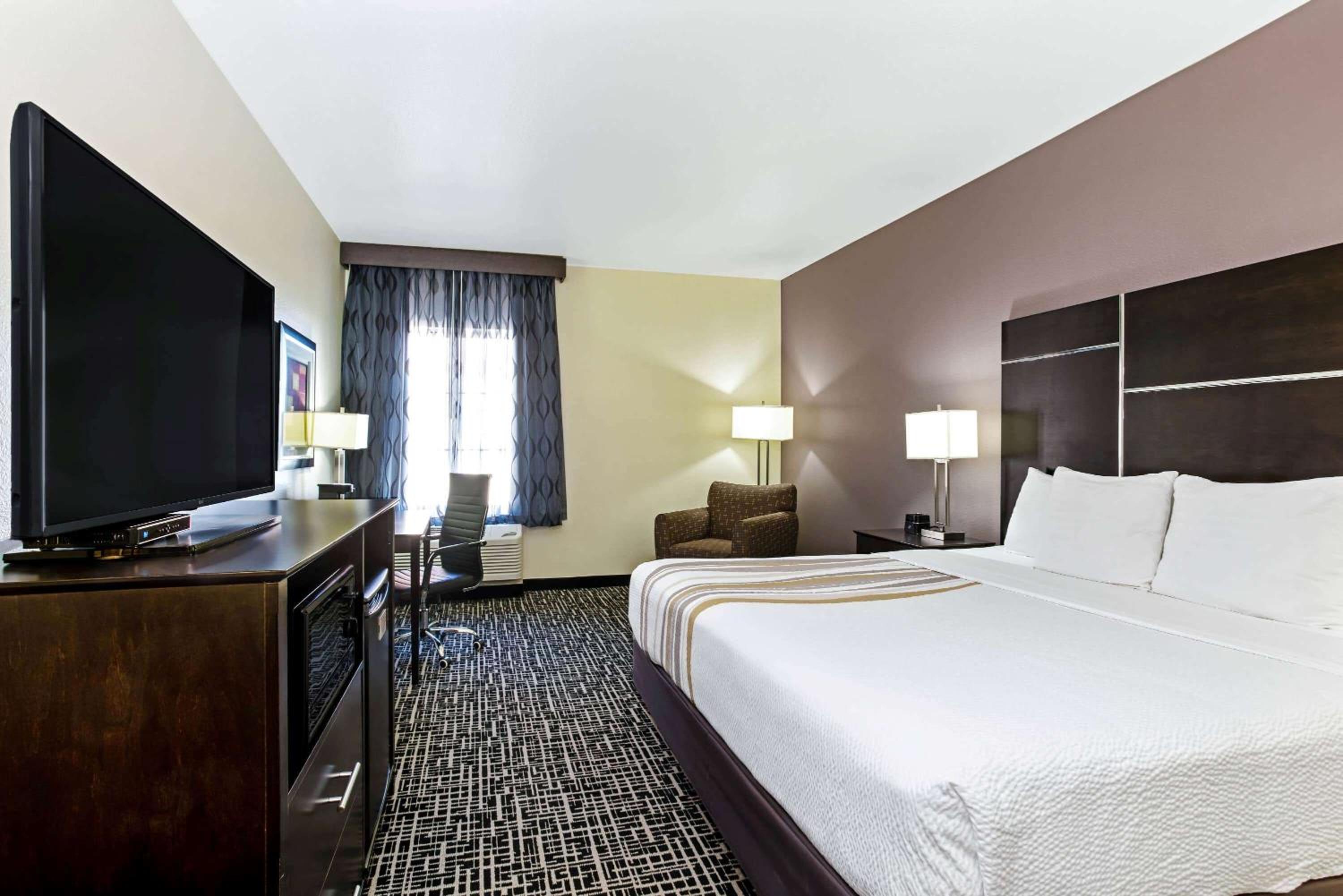 Deluxe King Room - Photo 5