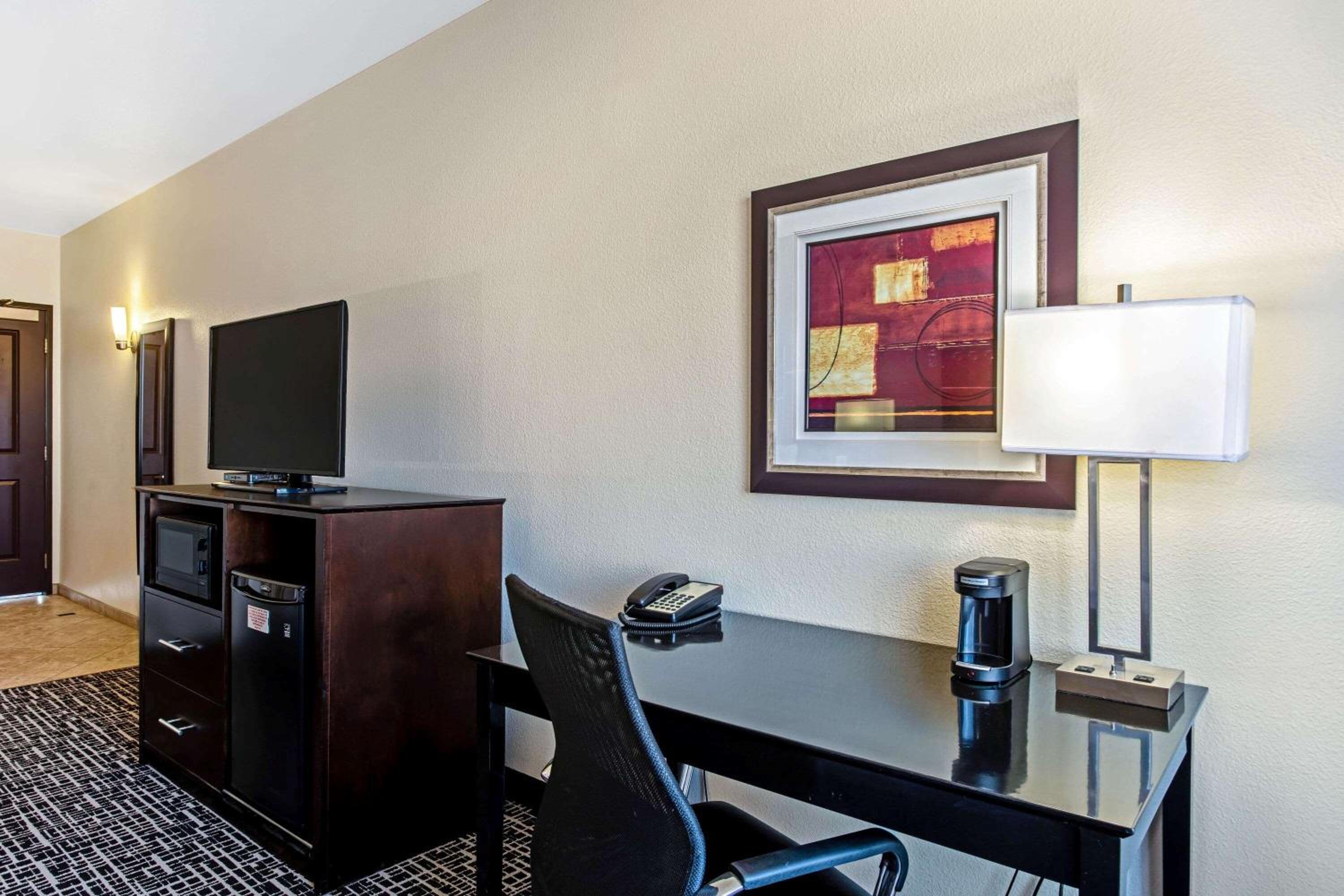 Deluxe King Room - Photo 3