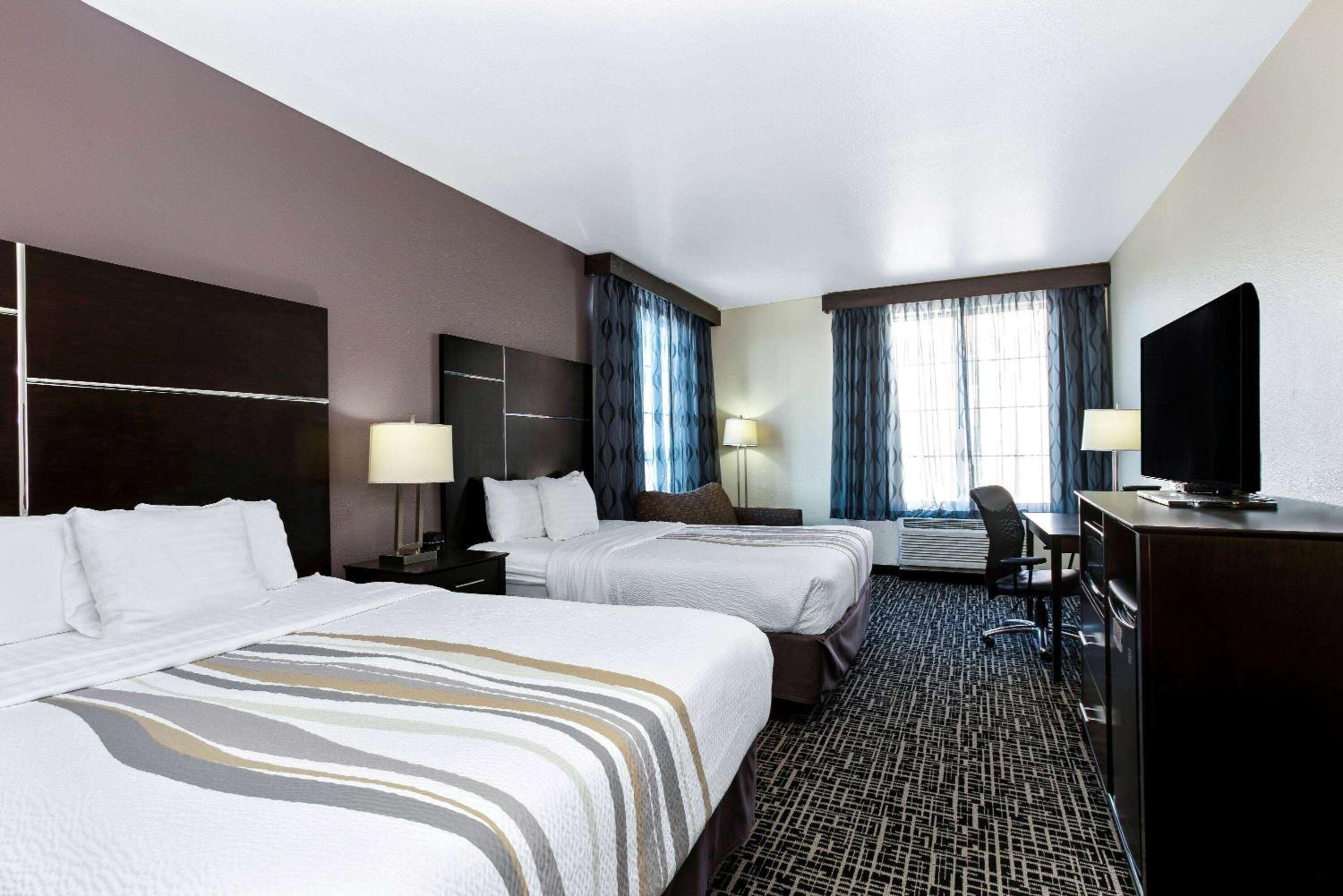 Deluxe Queen Room with Two Queen Beds - Non-Smoking - Photo 2