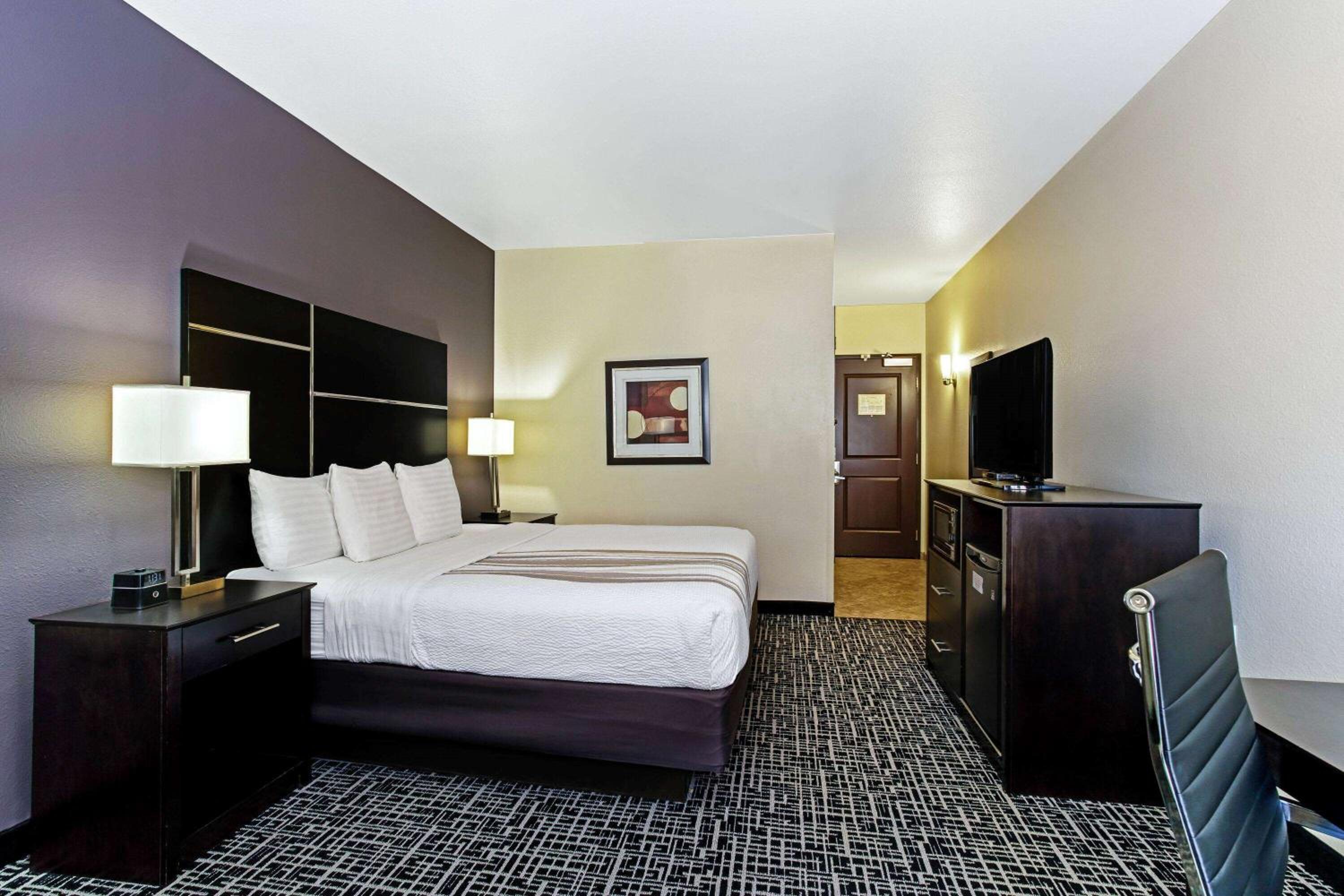 Deluxe King Room - Photo 4