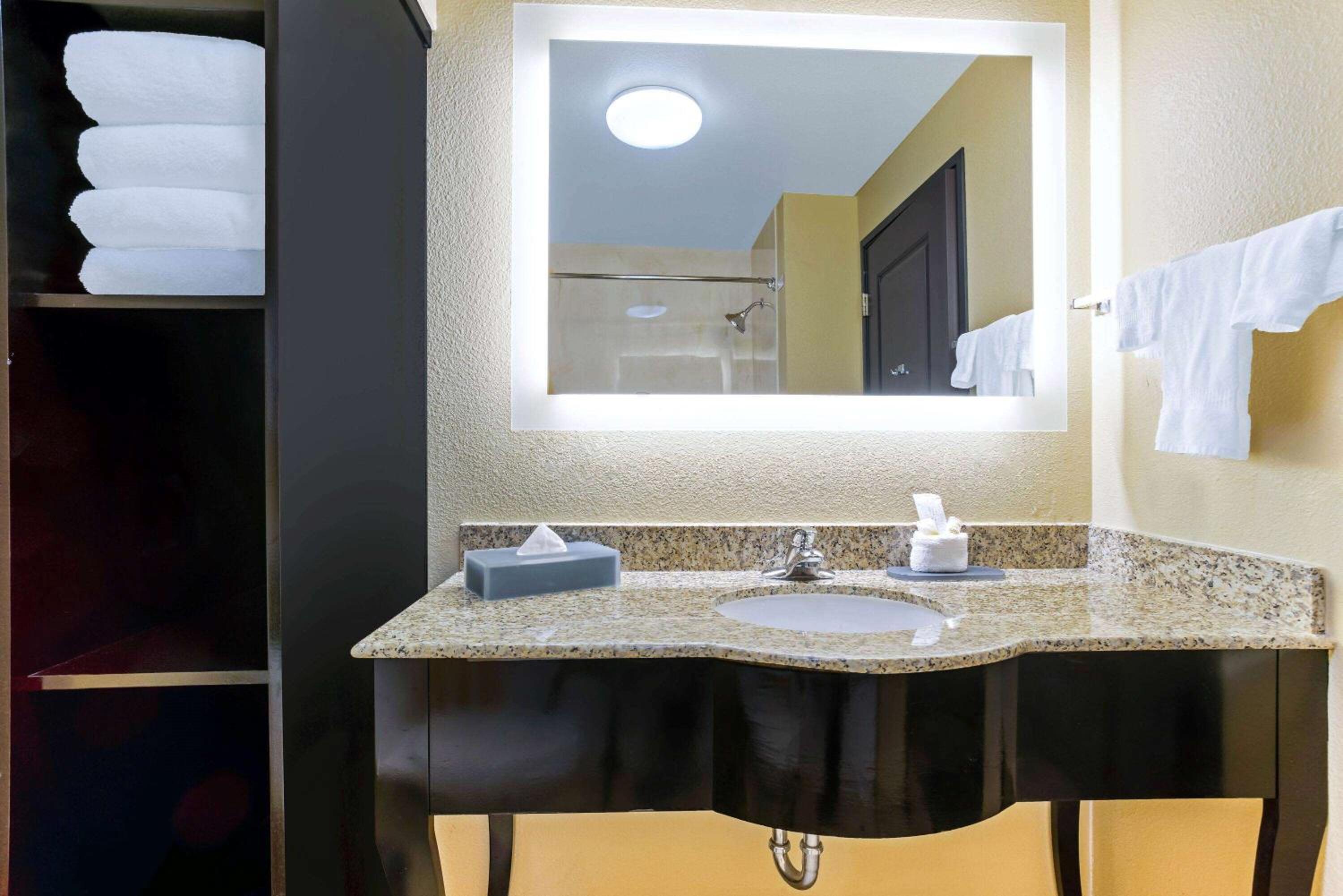 Deluxe King Room - Photo 2