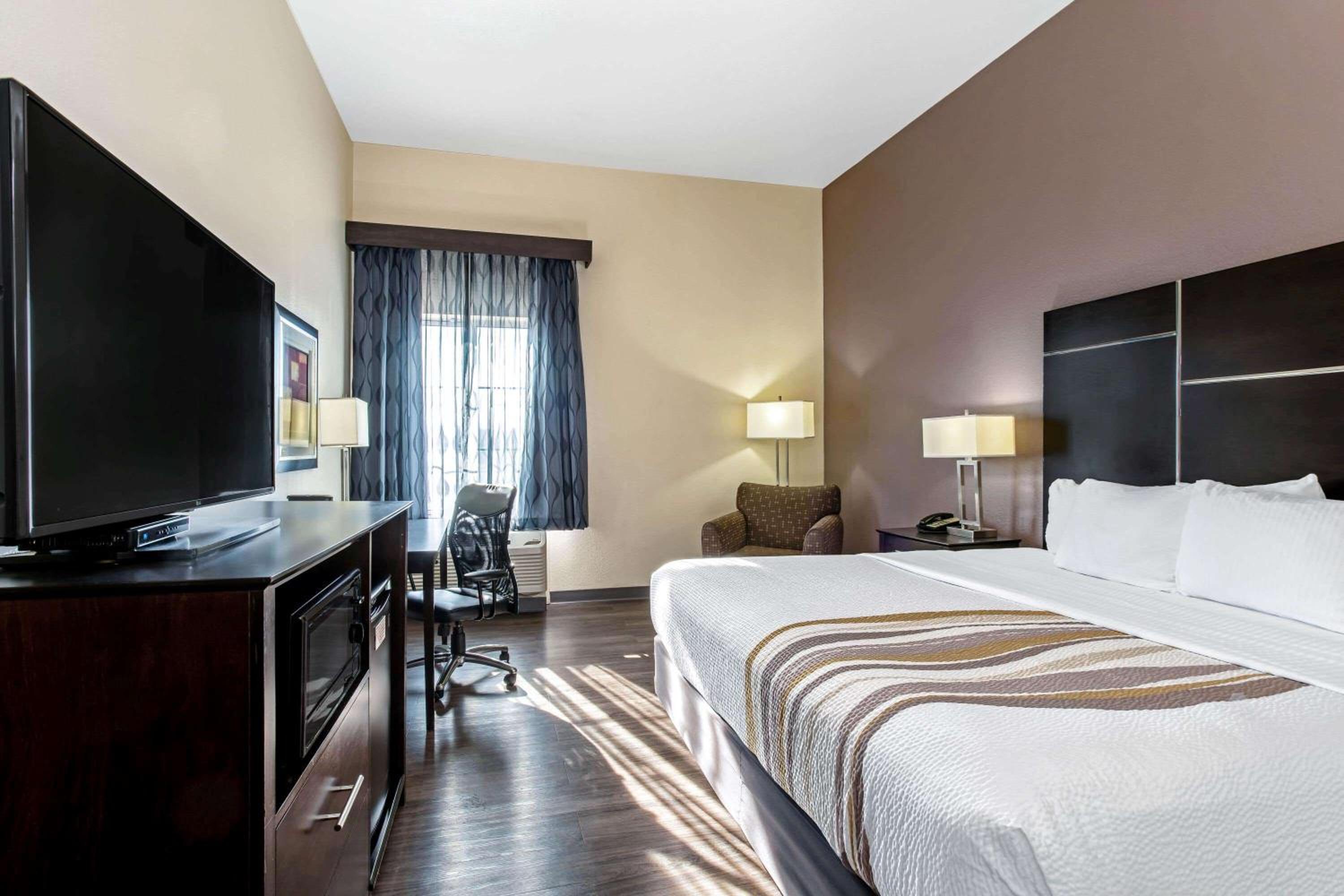 Deluxe King Room - Photo 6