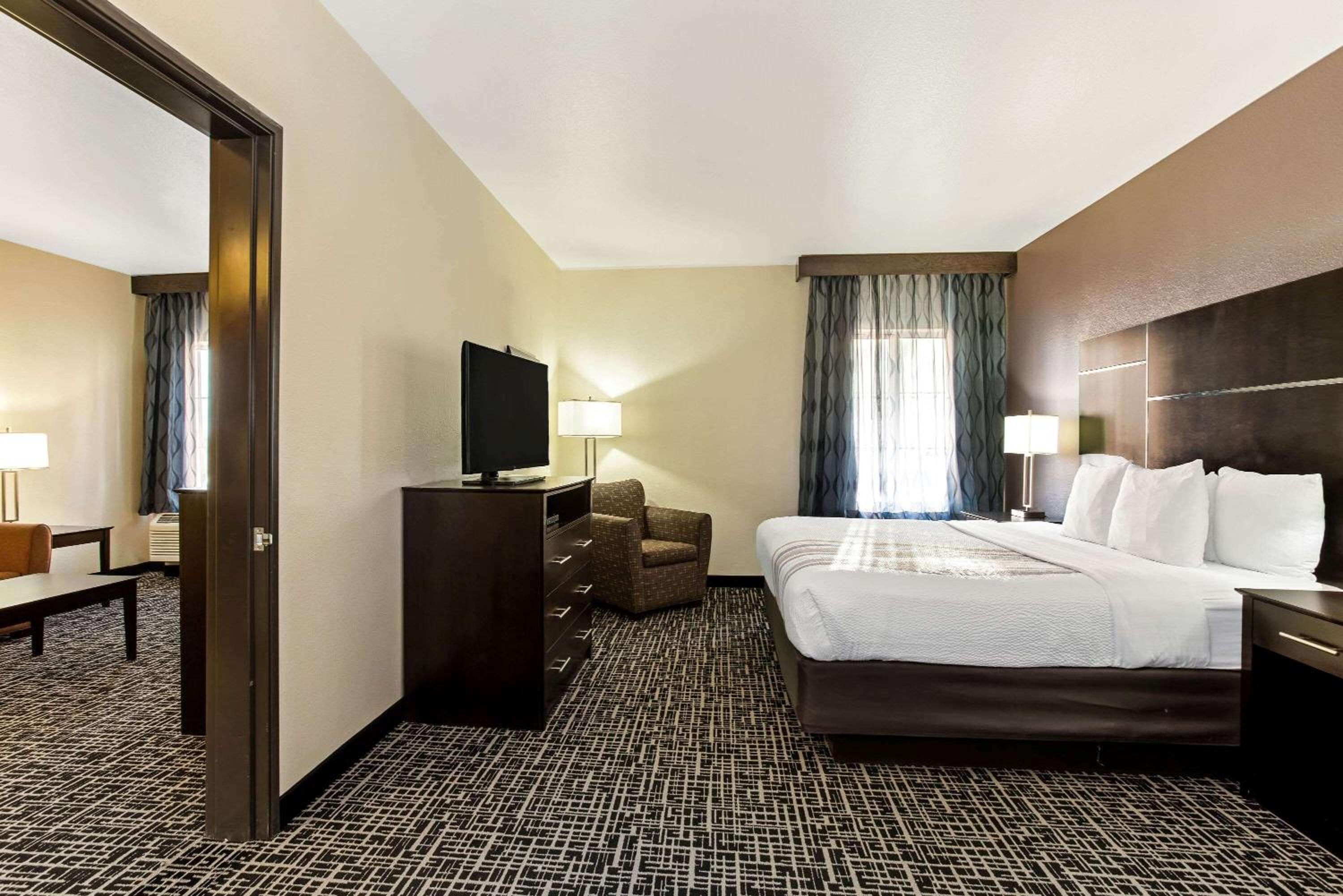 King Suite - Non-Smoking - Photo 3
