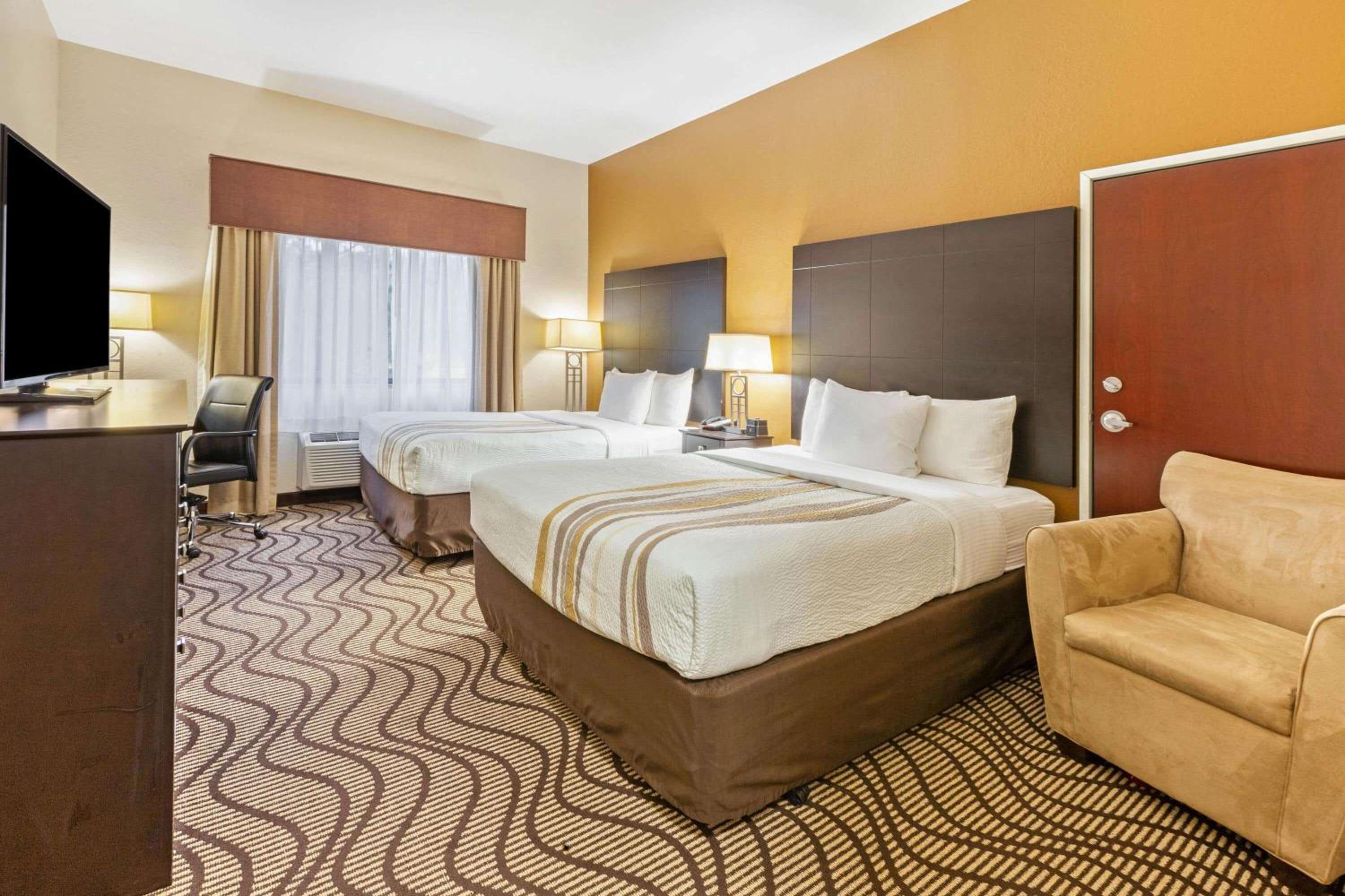 Accessible Queen Room with Two Queen Beds - Photo 4