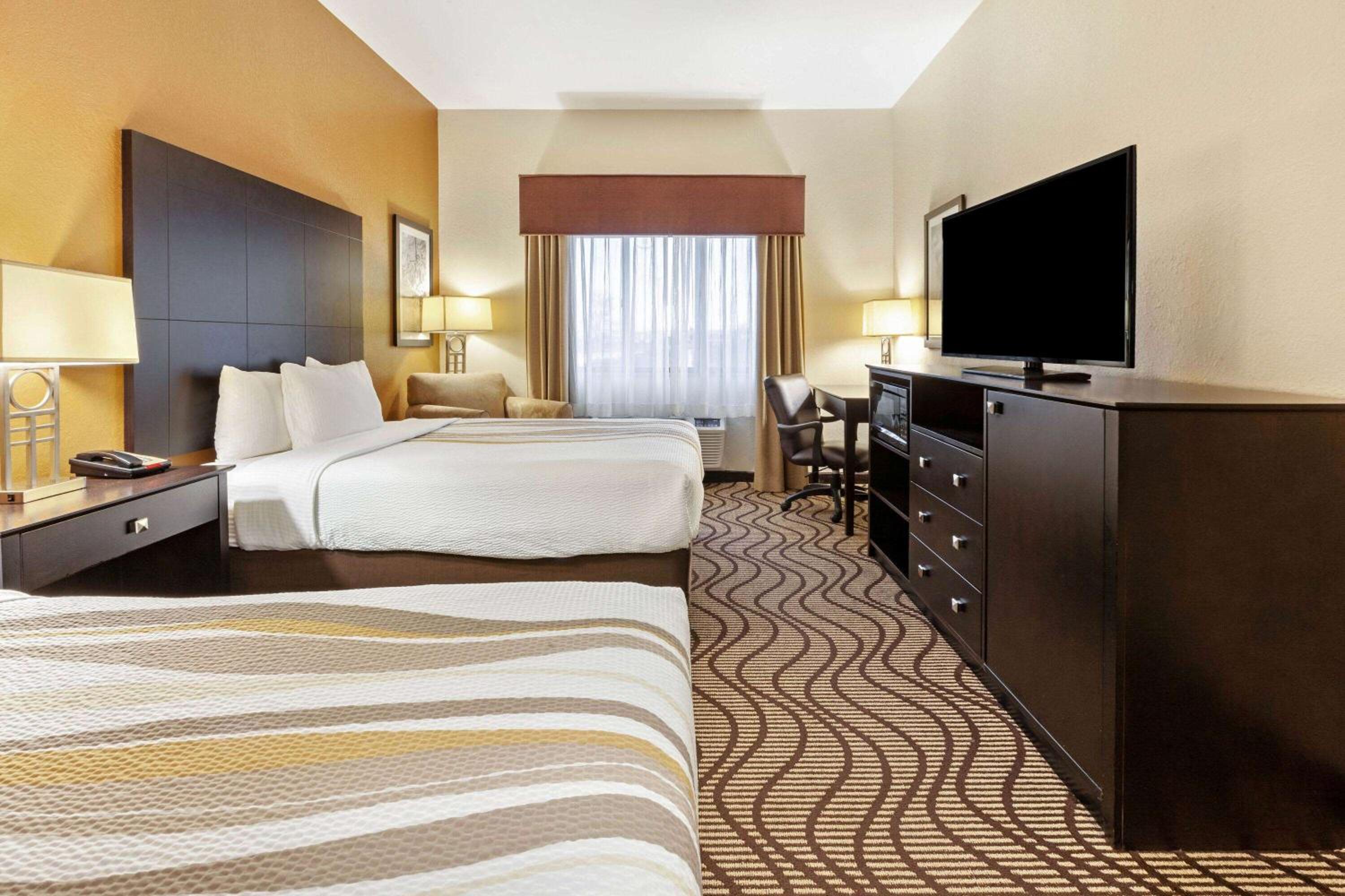 Deluxe Queen Room with Two Queen Beds - Photo 4