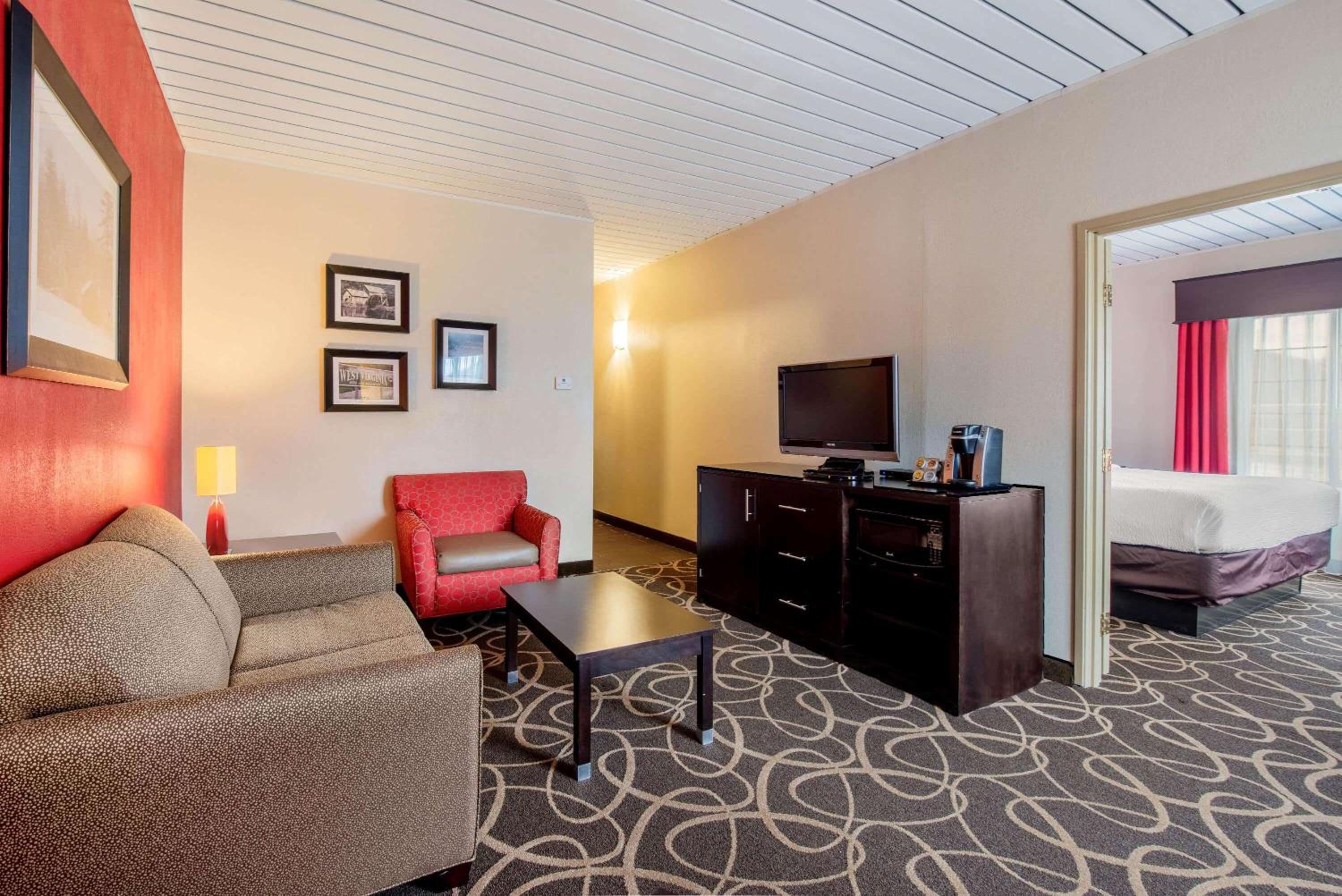 One-Bedroom King Suite - Non-Smoking - Photo 3