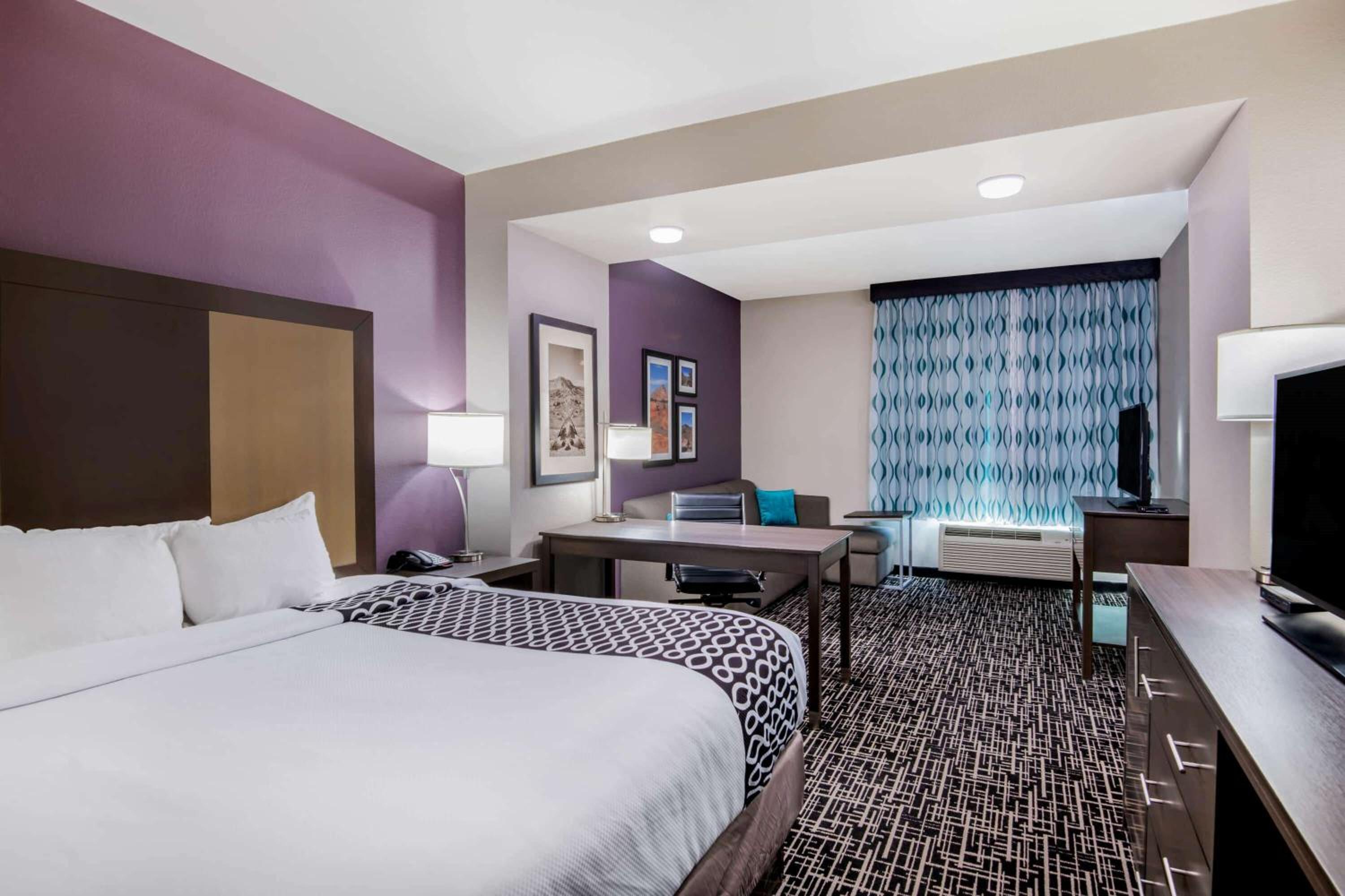 Executive King Room with Sofa Bed photo 3