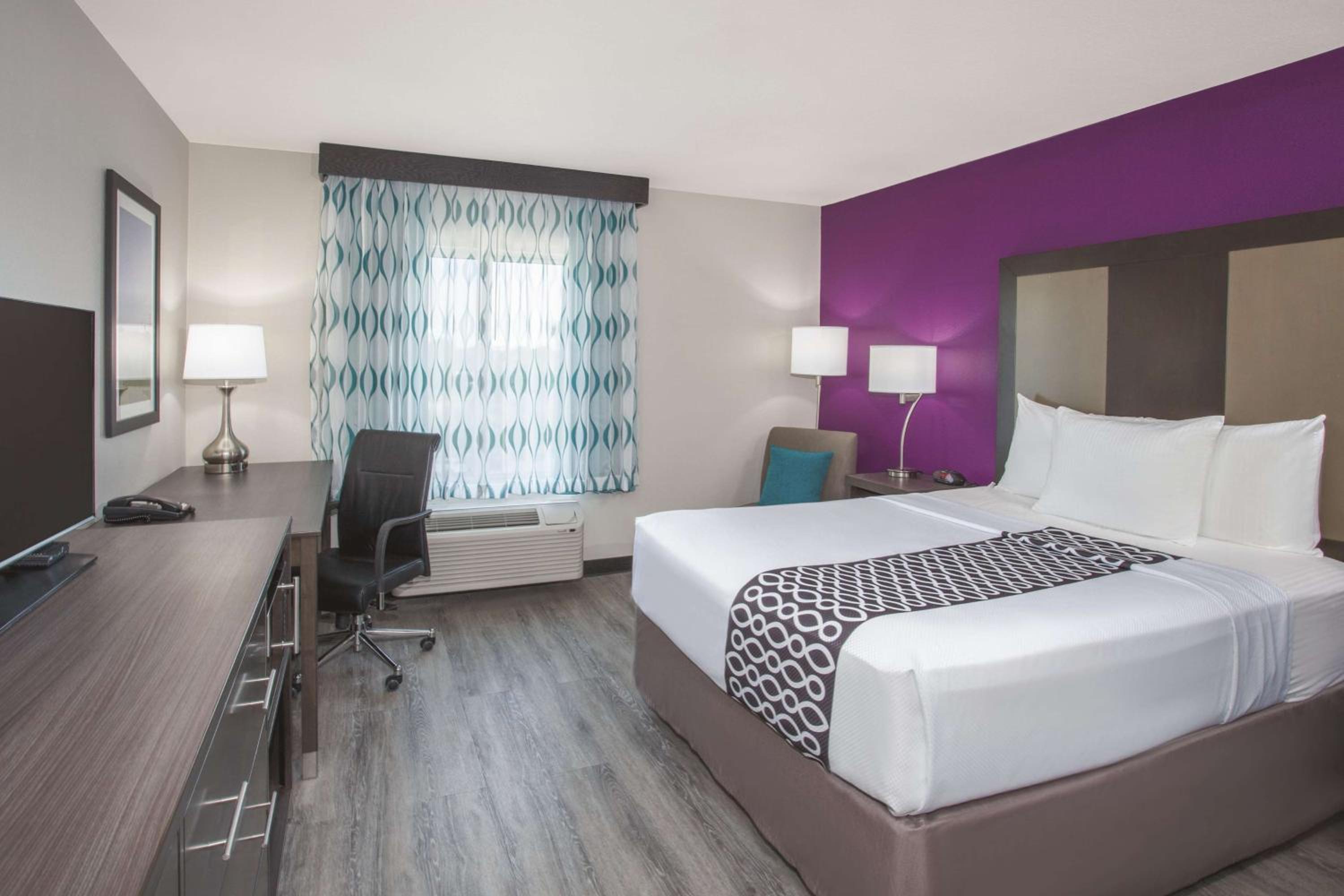 Queen Room with Roll-In Shower - Mobility Access/Non-Smoking - Photo 3