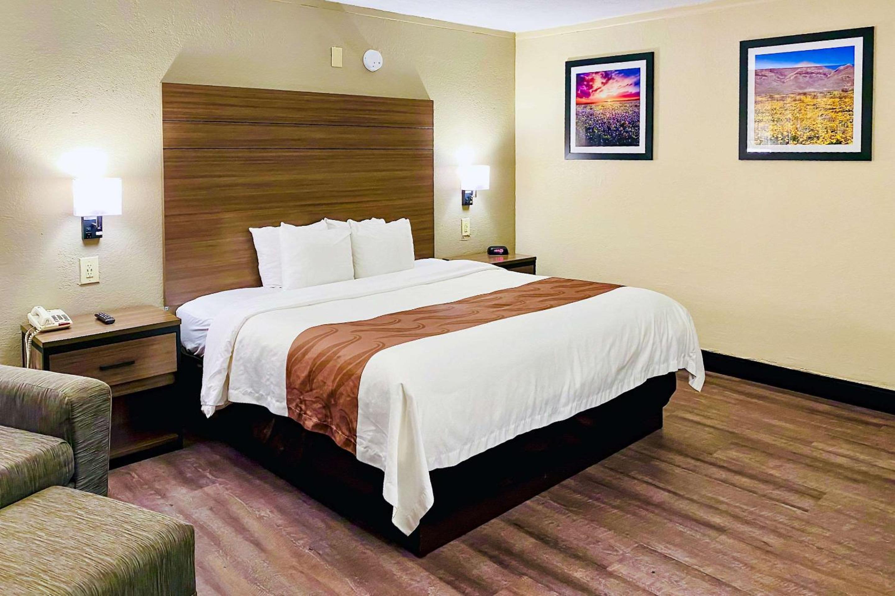 King Room - Non-Smoking - Photo 3