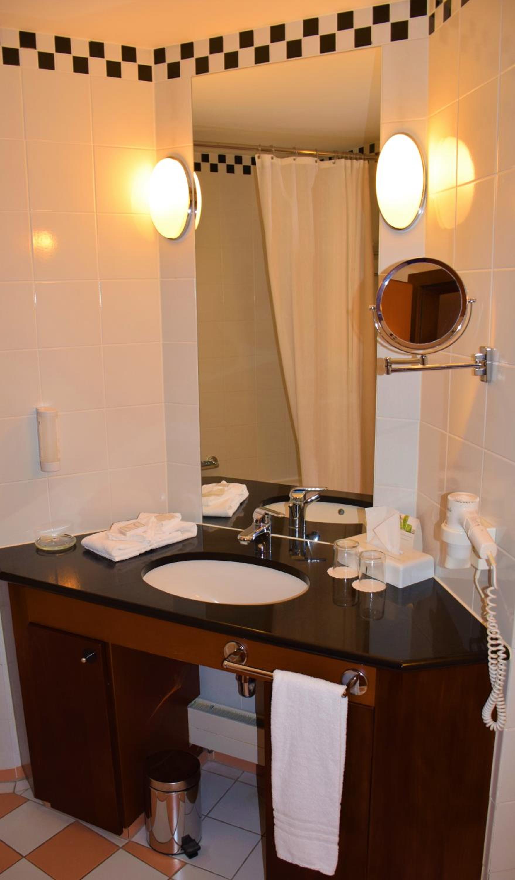 Standard Twin Room - Photo 6