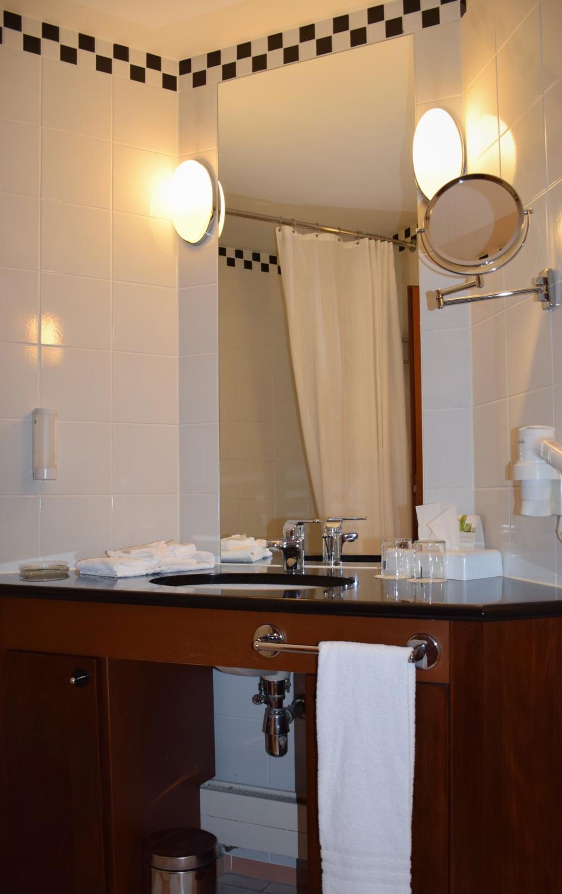 Standard Twin Room - Photo 3