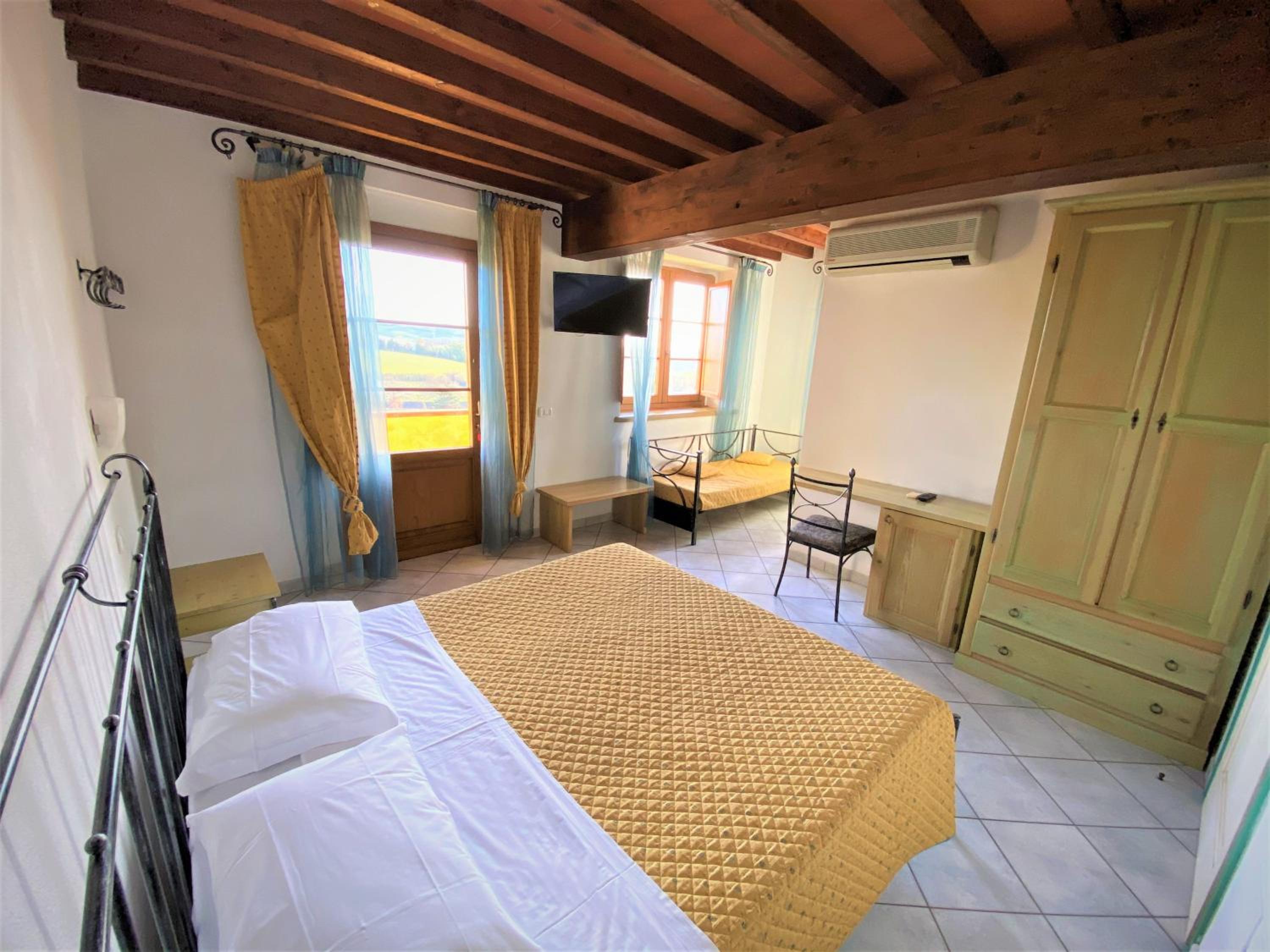 Junior Suite with Balcony - Photo 5