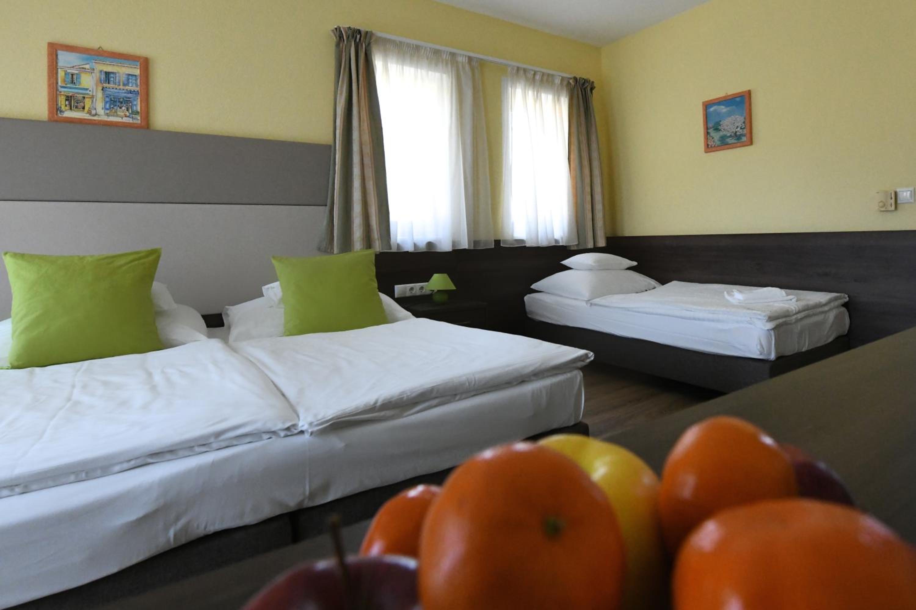 Triple Room with Bathroom - Photo 6