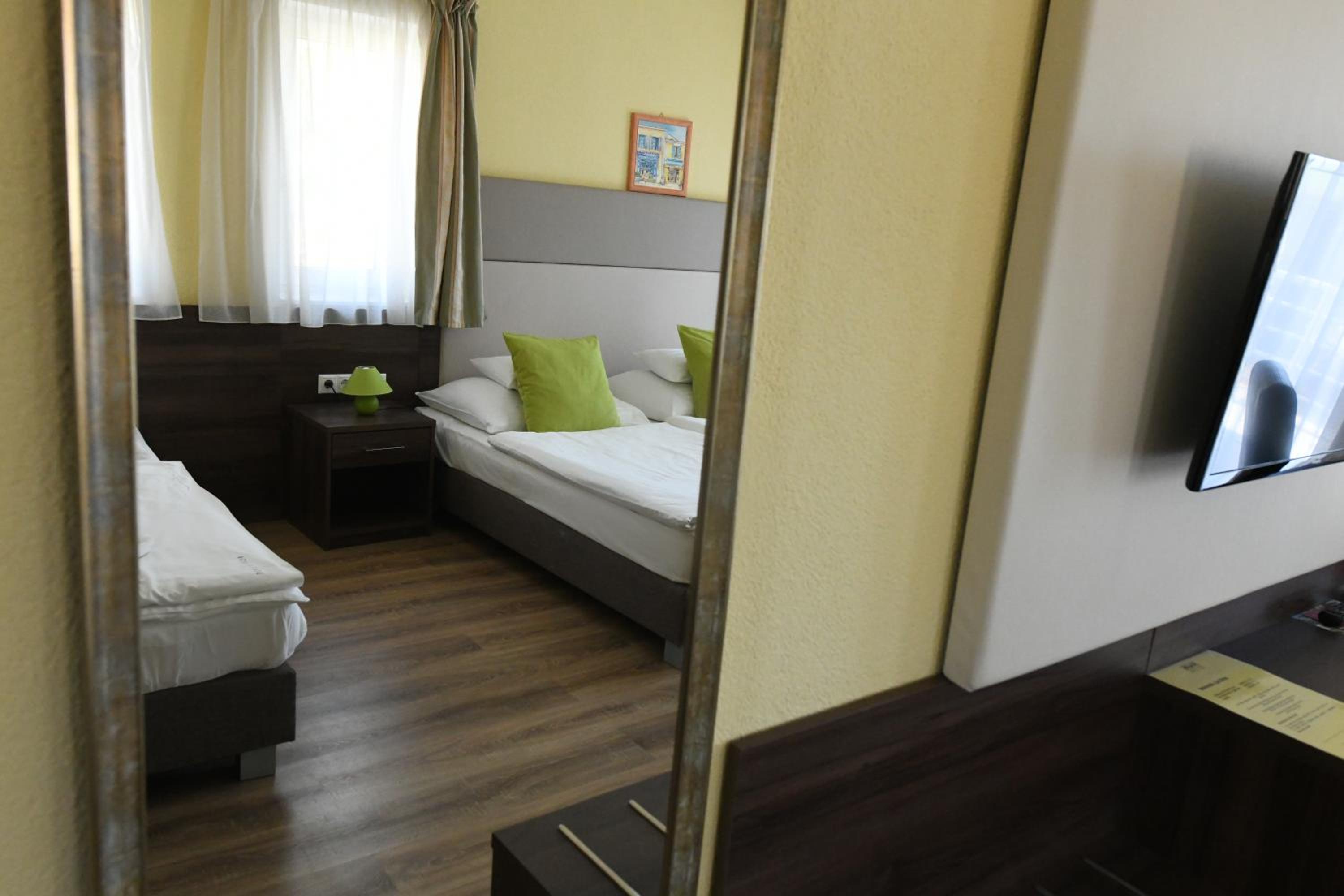 Triple Room with Bathroom - Photo 5