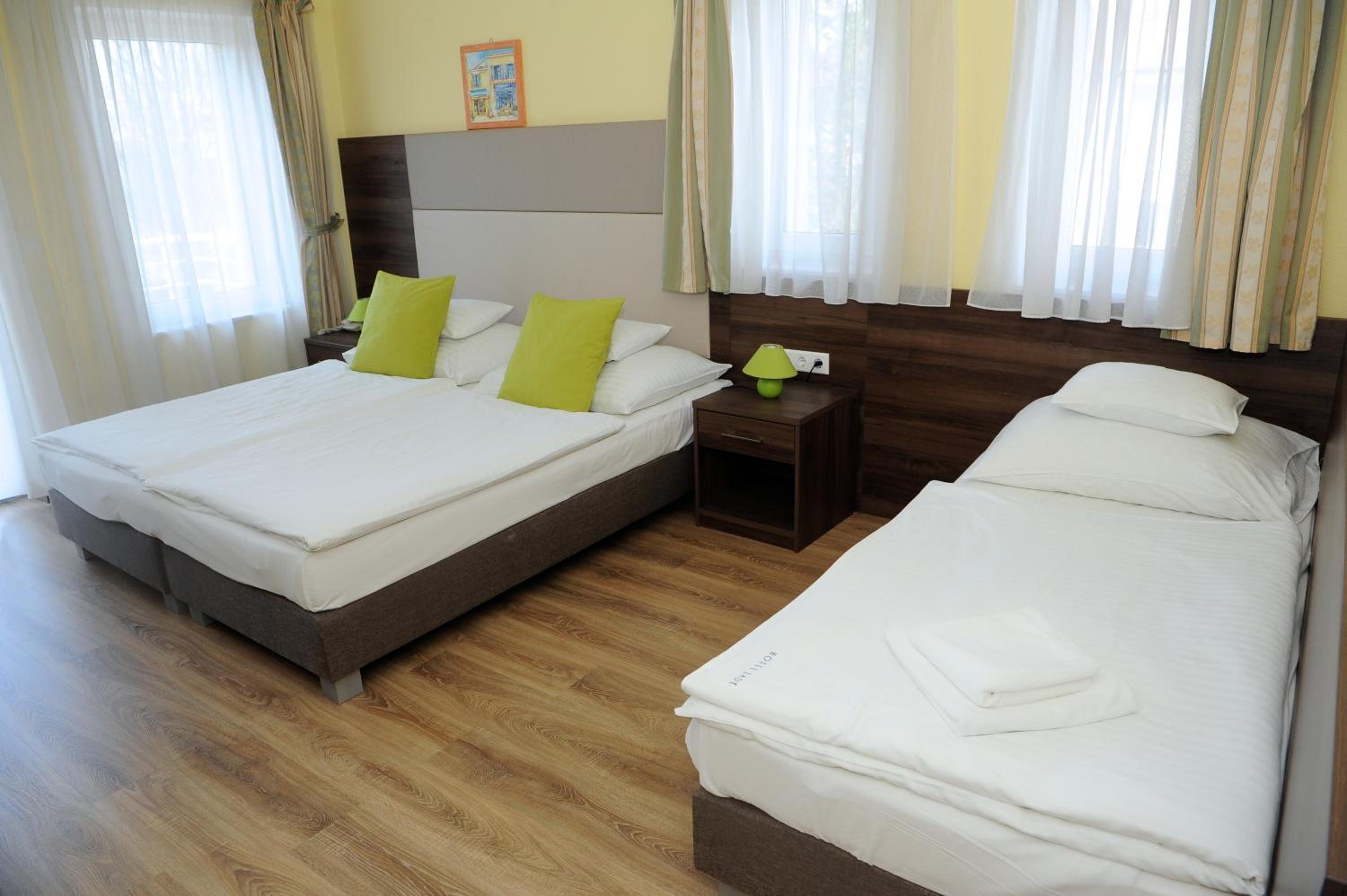 Triple Room with Bathroom - Photo 9