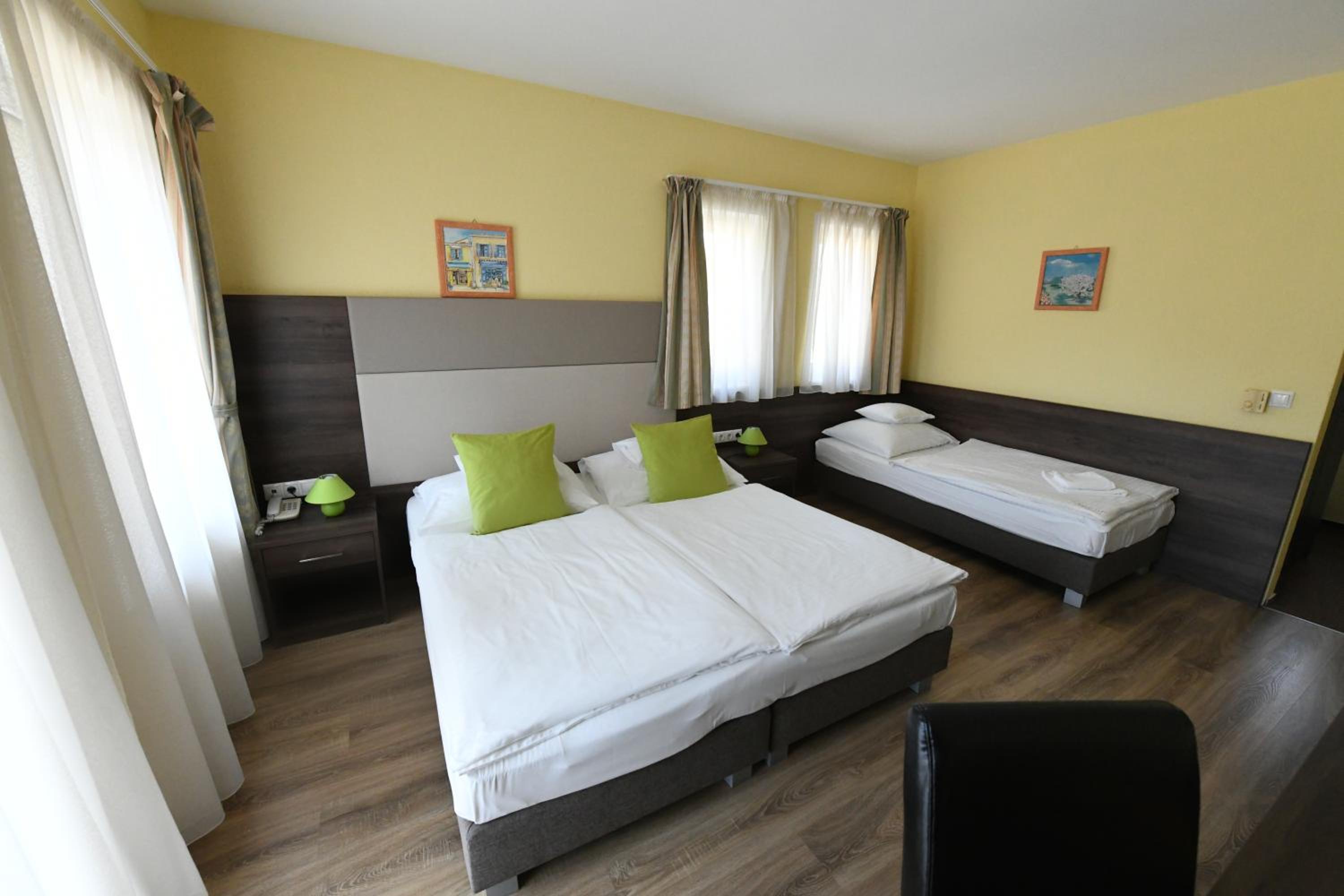 Triple Room with Bathroom - Photo 2