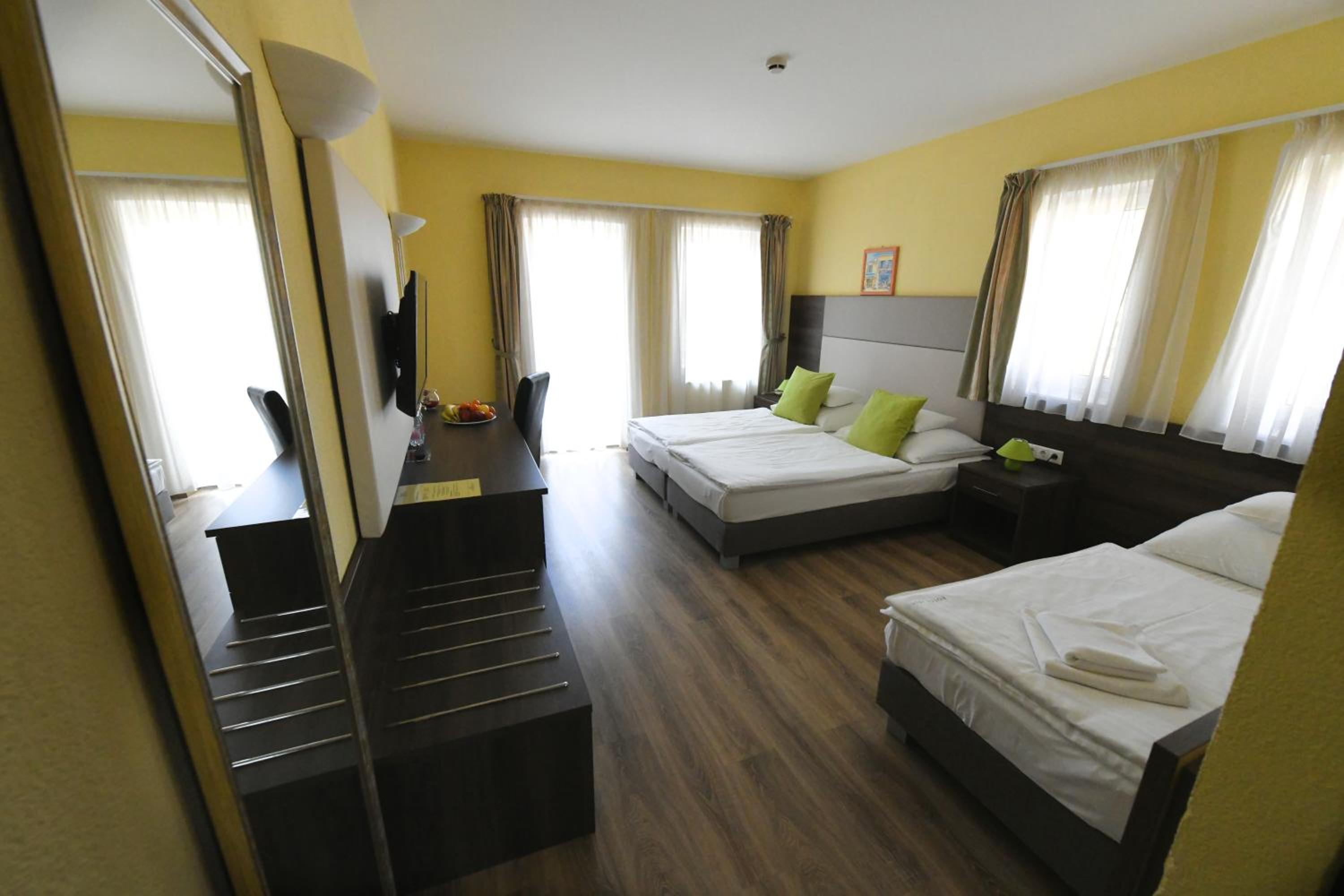 Triple Room with Bathroom - Photo 3