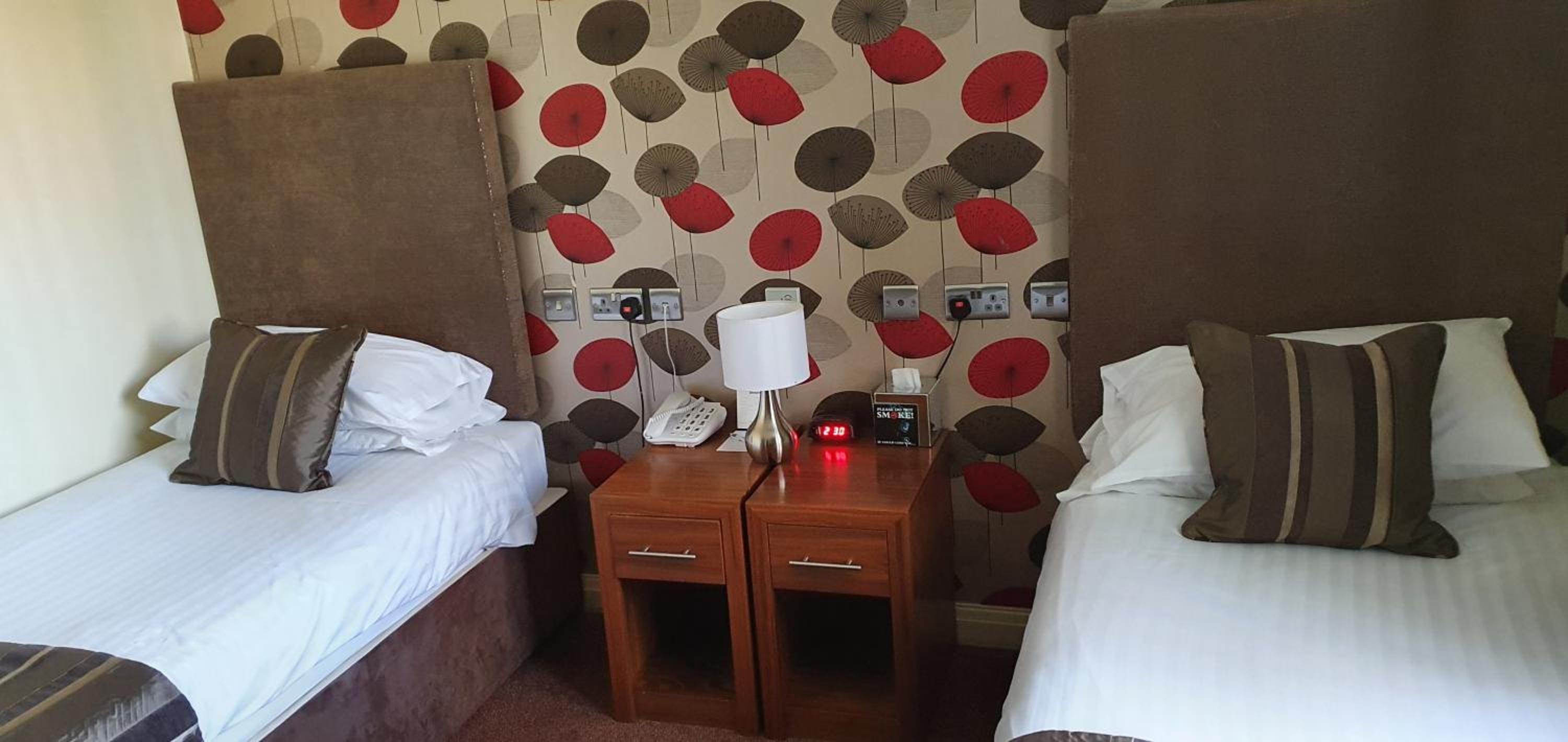 Standard Twin Room - Photo 4