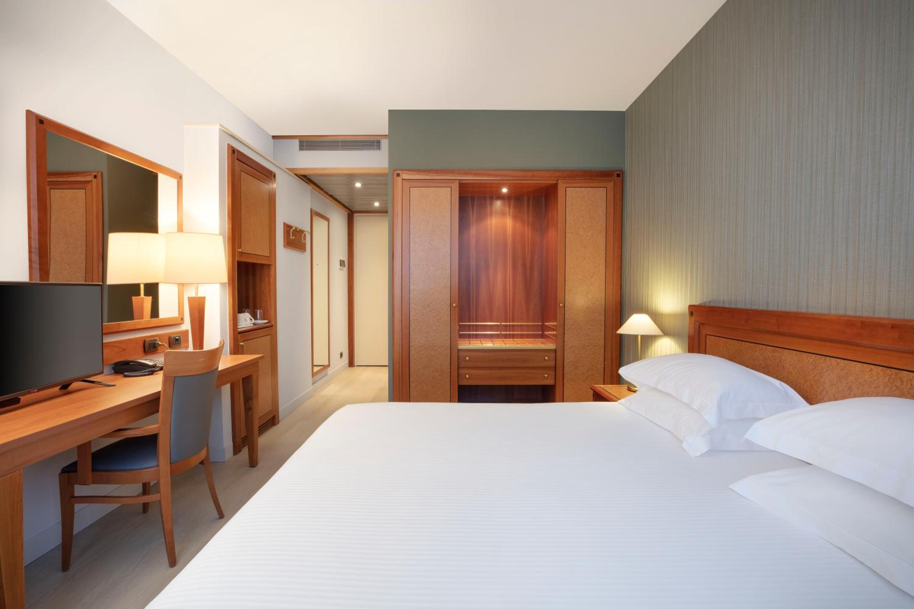 Standard Twin Room - Photo 1