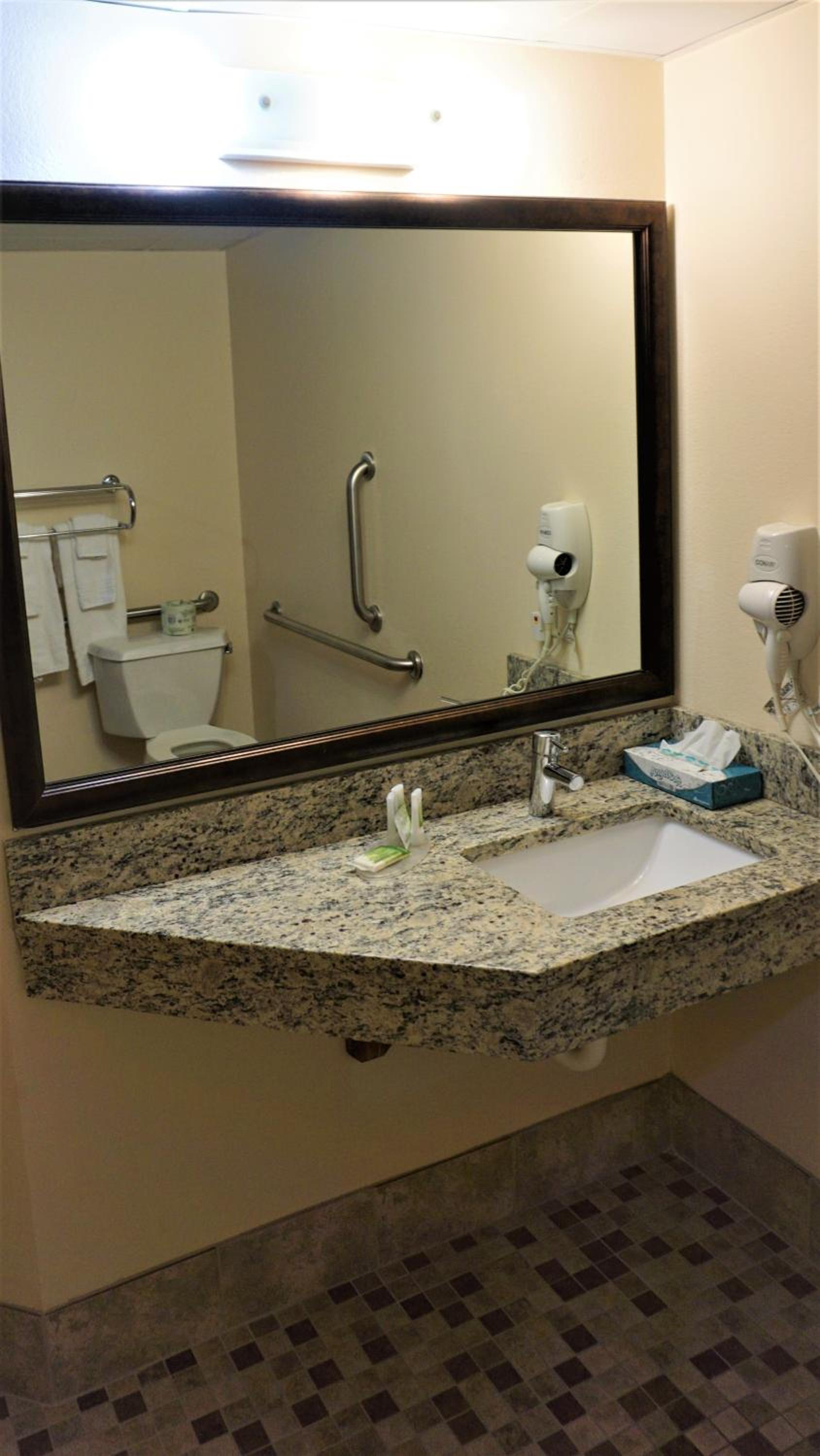 Queen Room - Mobility Access/Non-Smoking photo 3