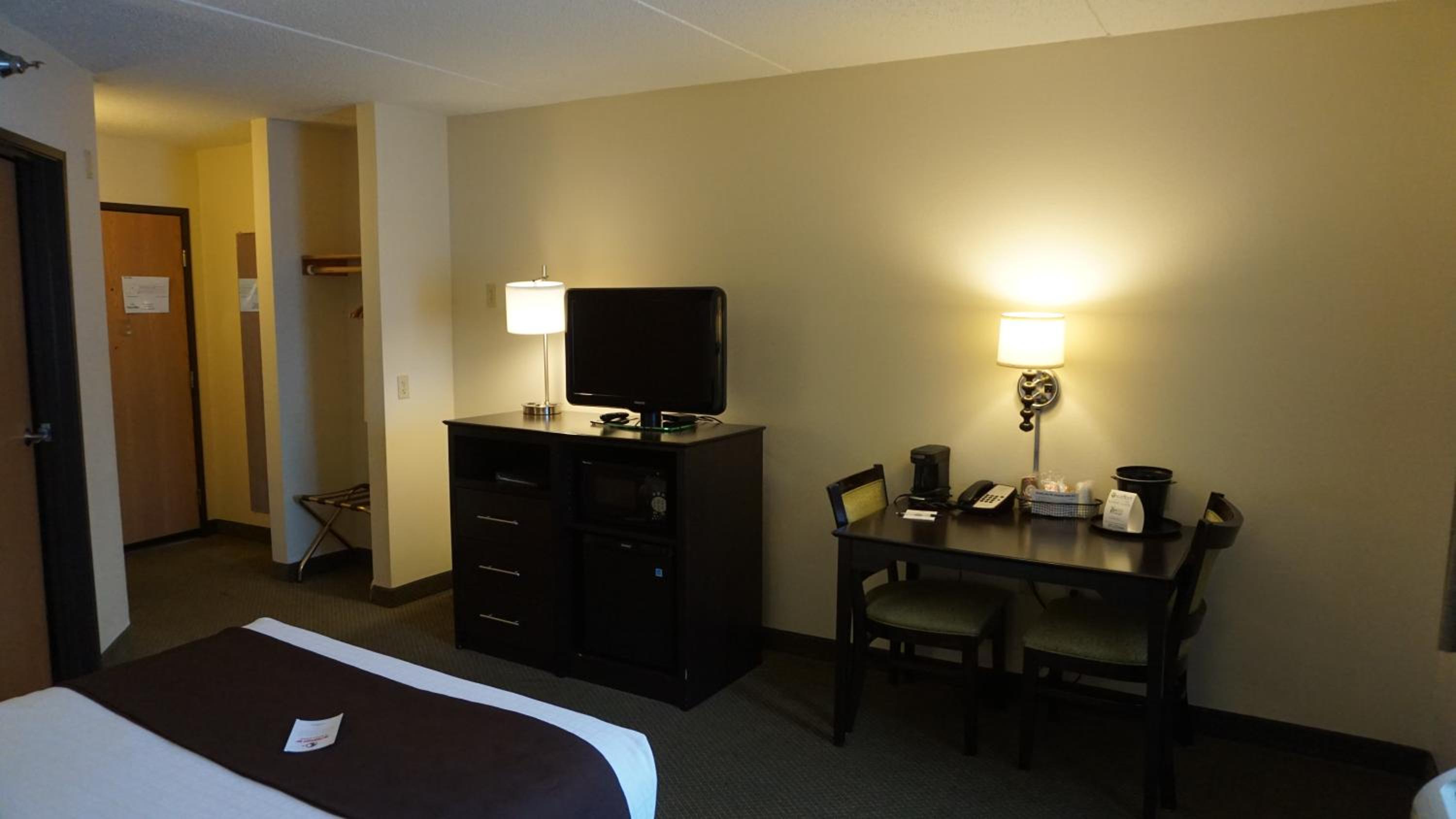 1 Queen Bed, Deluxe, Studio Suite, Non-Smoking photo 3