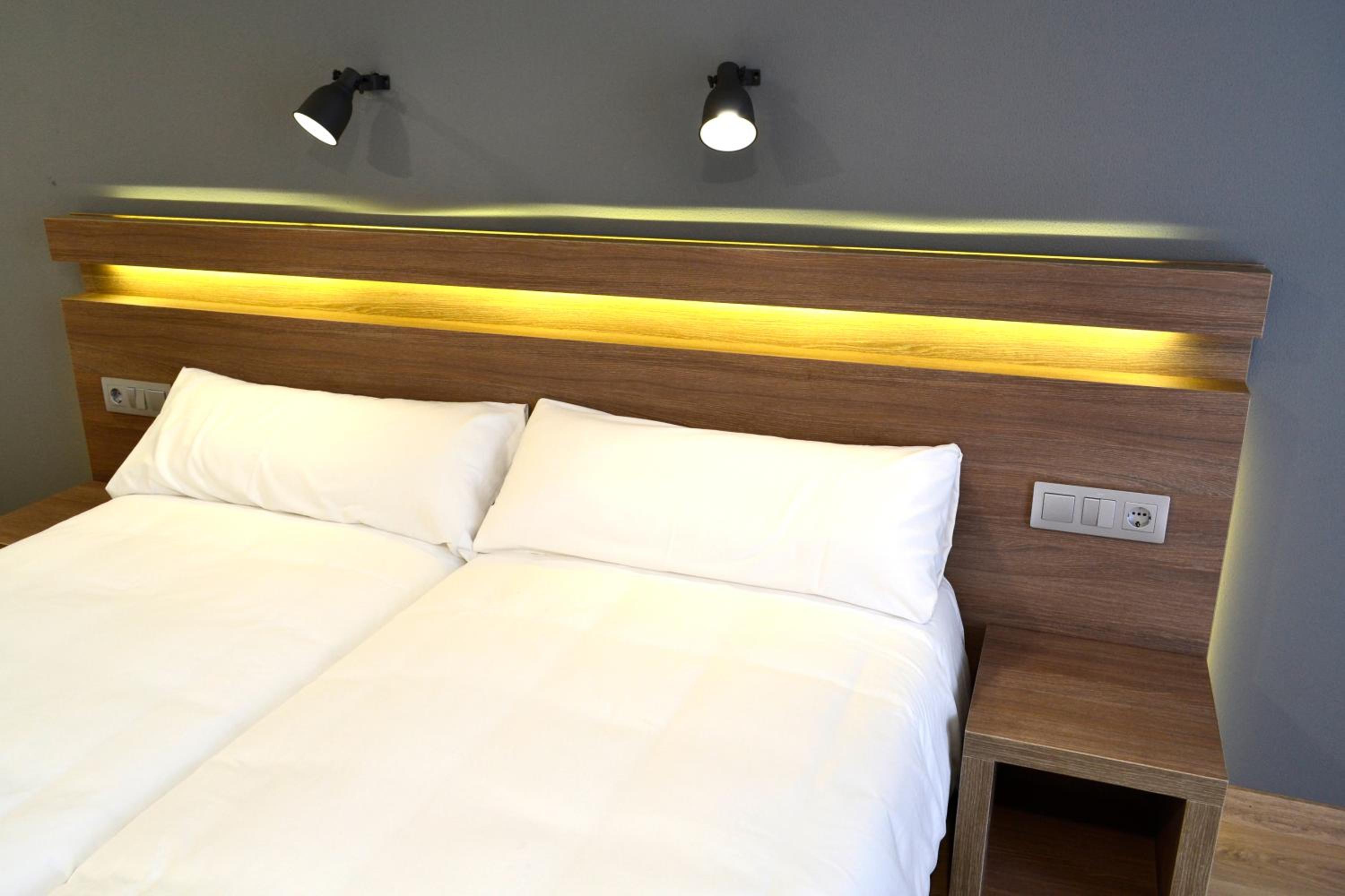 Economy Twin Room photo 2