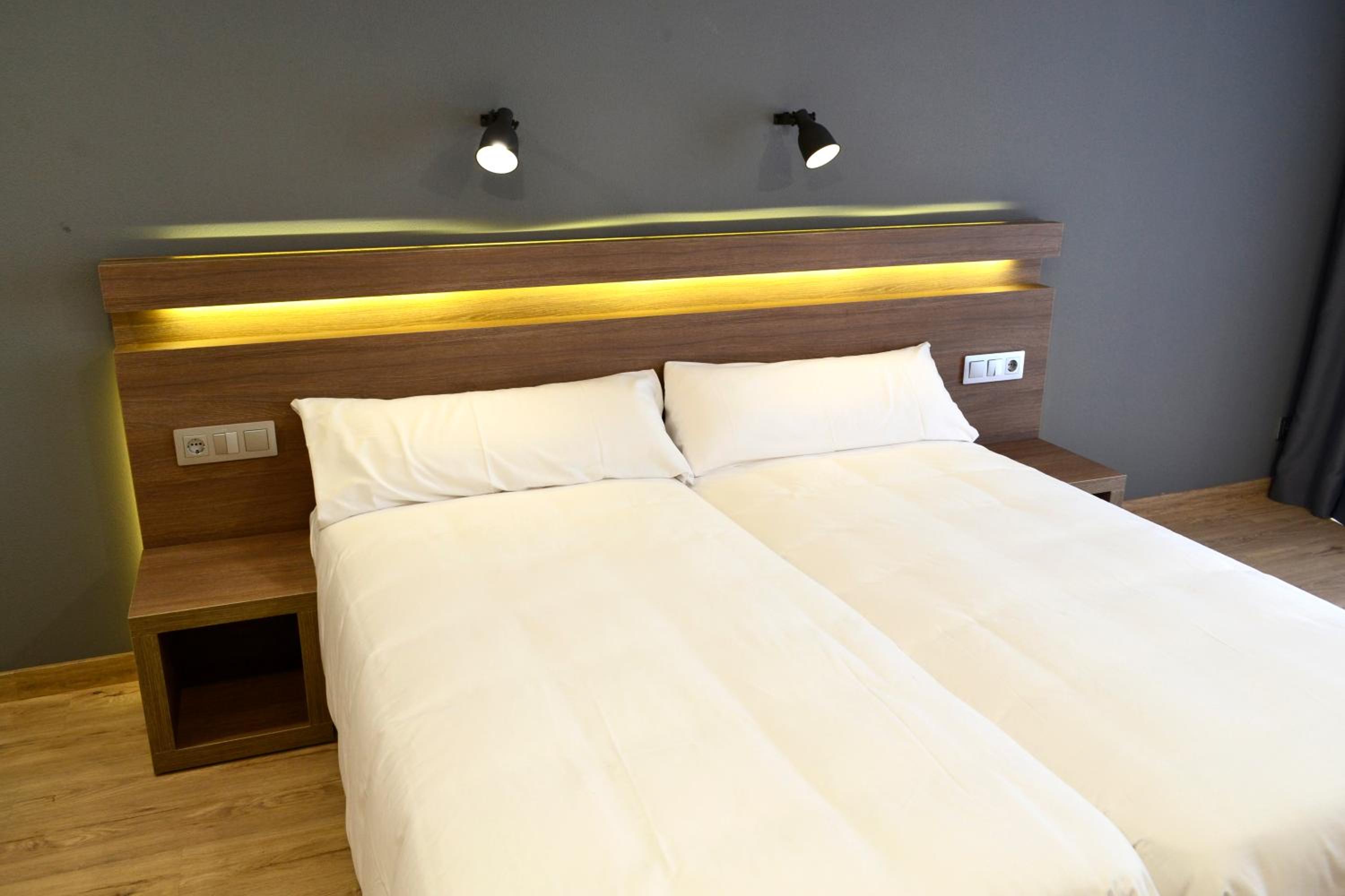 Economy Twin Room photo 3
