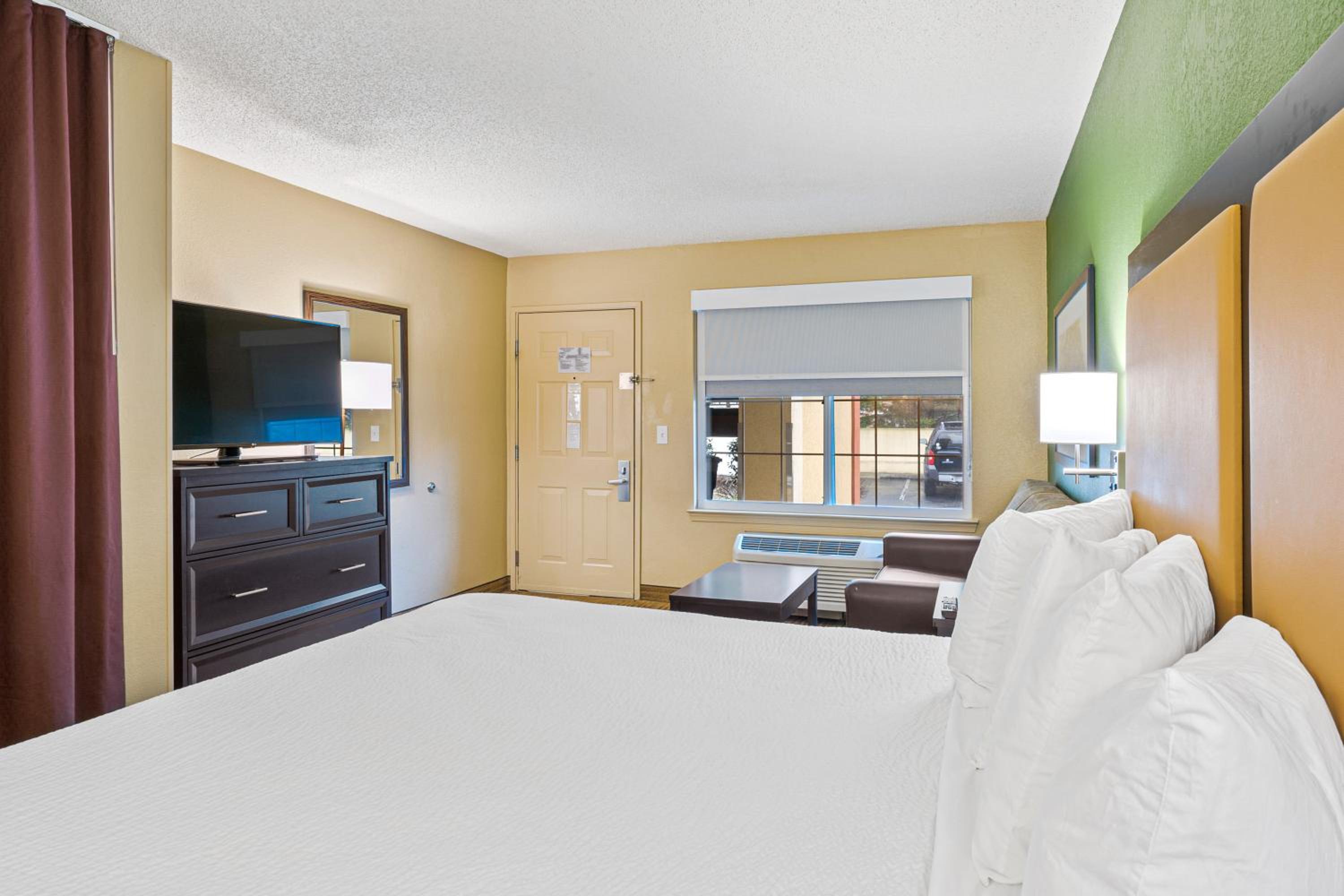 Deluxe Studio with 1 King Bed - Non-Smoking - Photo 3