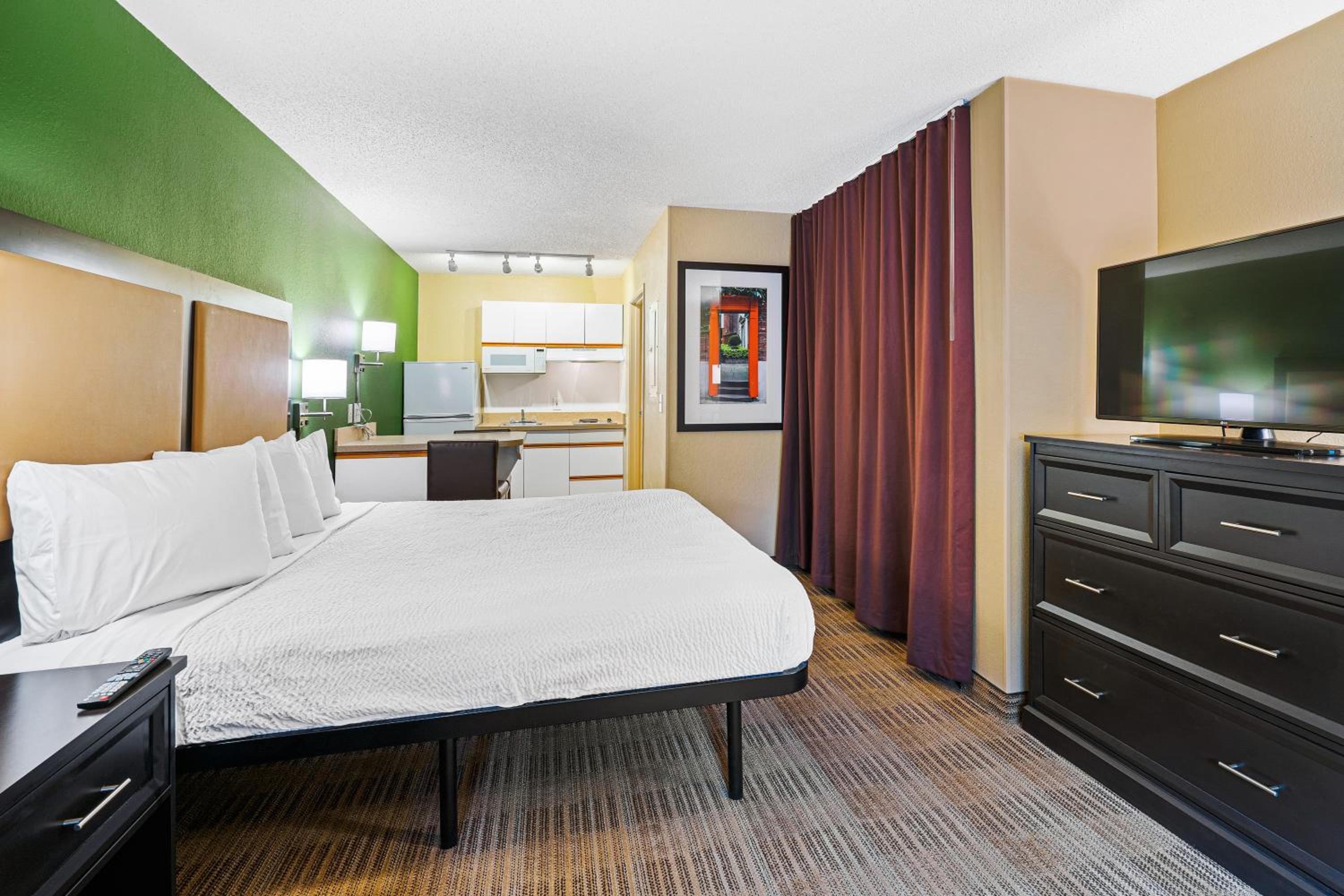 Deluxe Studio with 1 King Bed - Non-Smoking - Photo 2