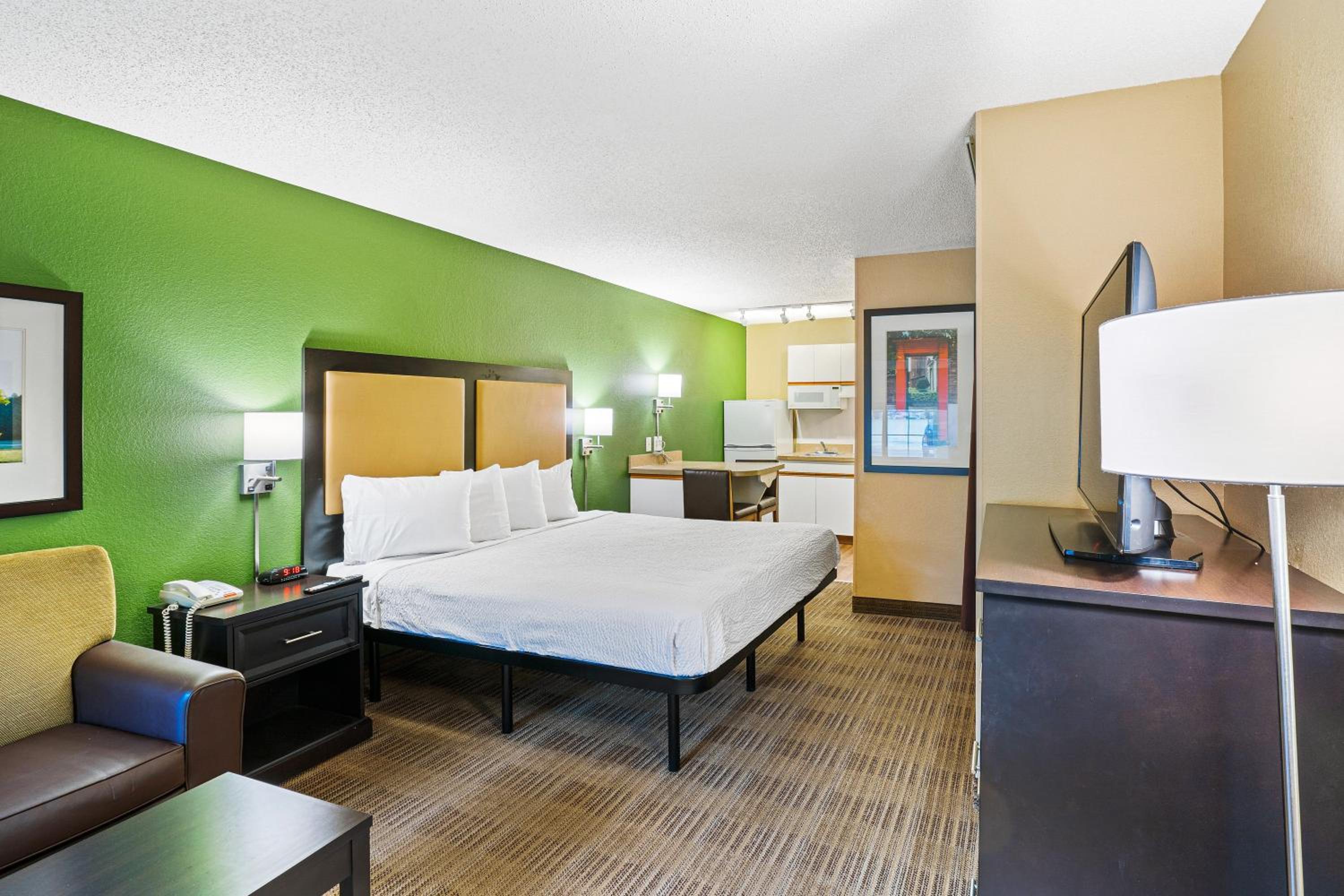 Deluxe Studio with 1 King Bed - Non-Smoking - Photo 14