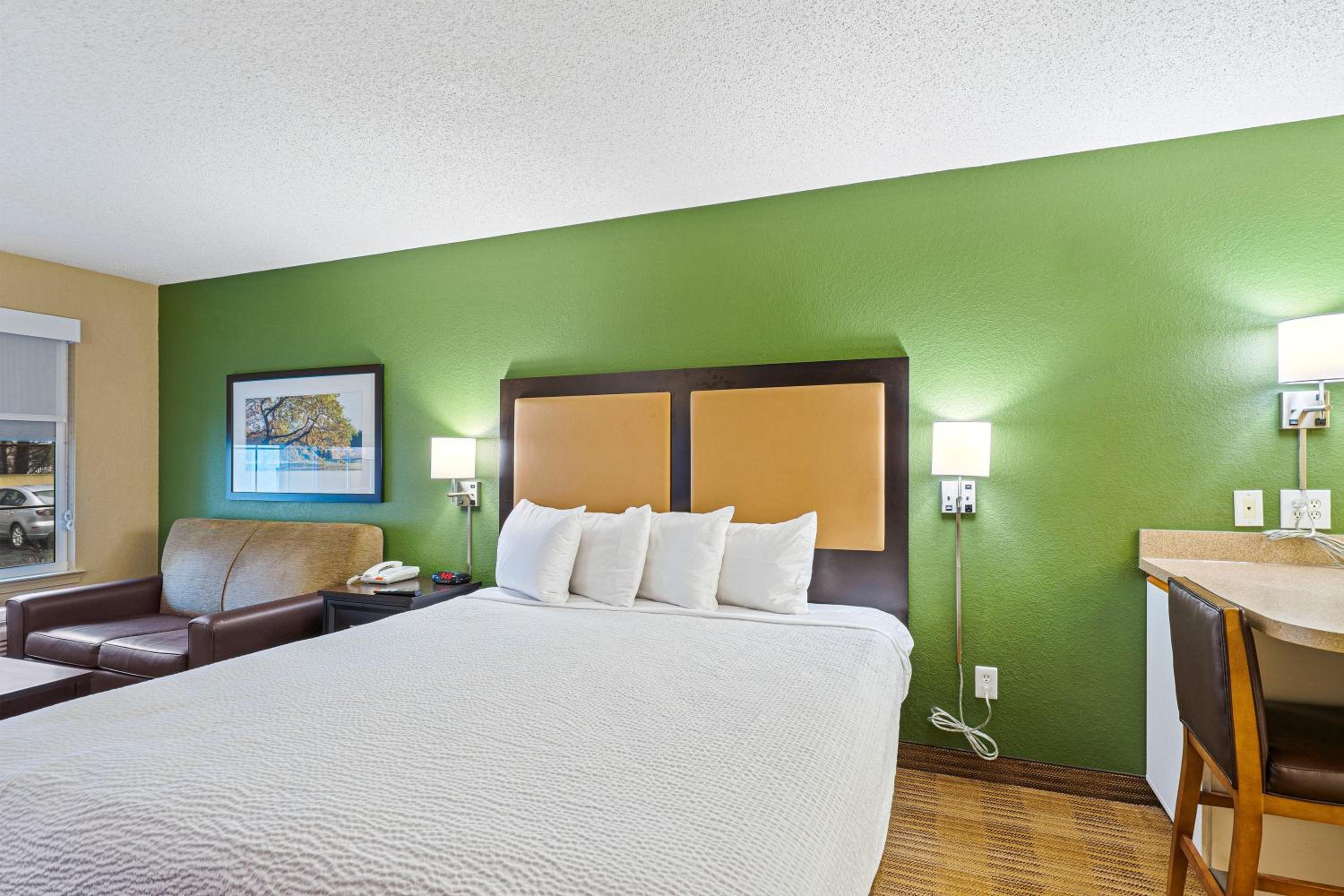 Deluxe Studio with 1 King Bed - Non-Smoking - Photo 13