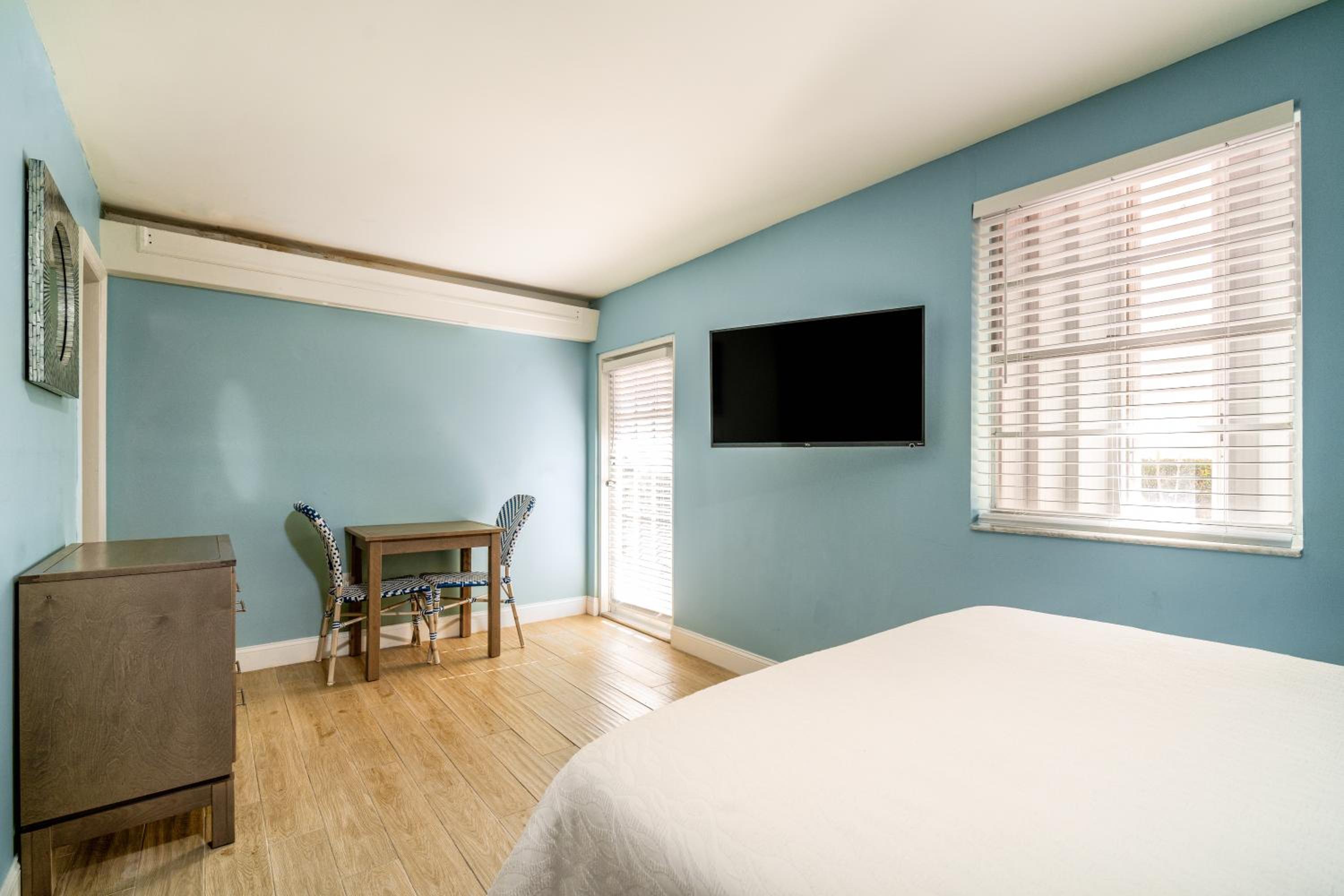 Standard Queen Room with Two Queen Beds - Photo 8