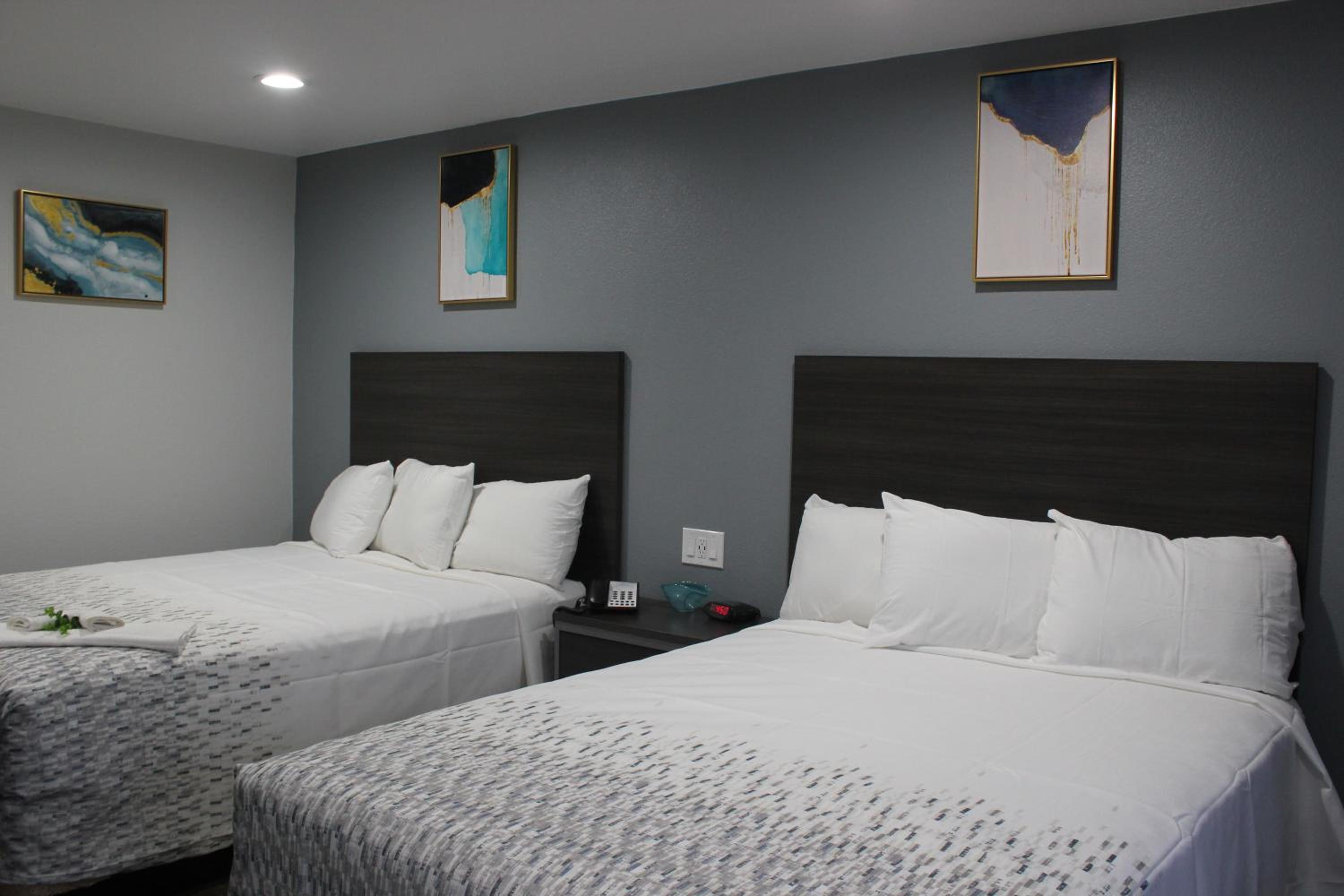 Queen Room with Two Queen Beds - Photo 8