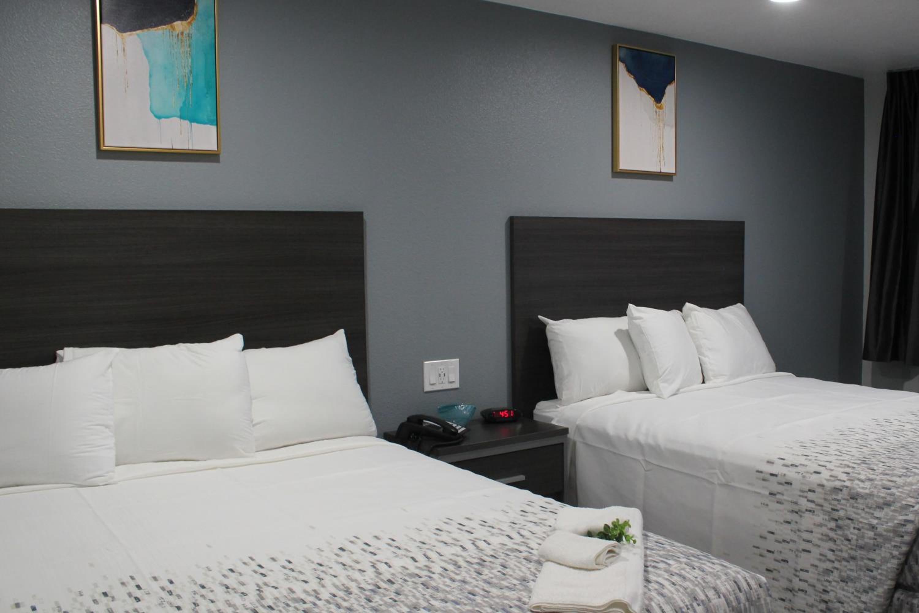 Queen Room with Two Queen Beds - Photo 9