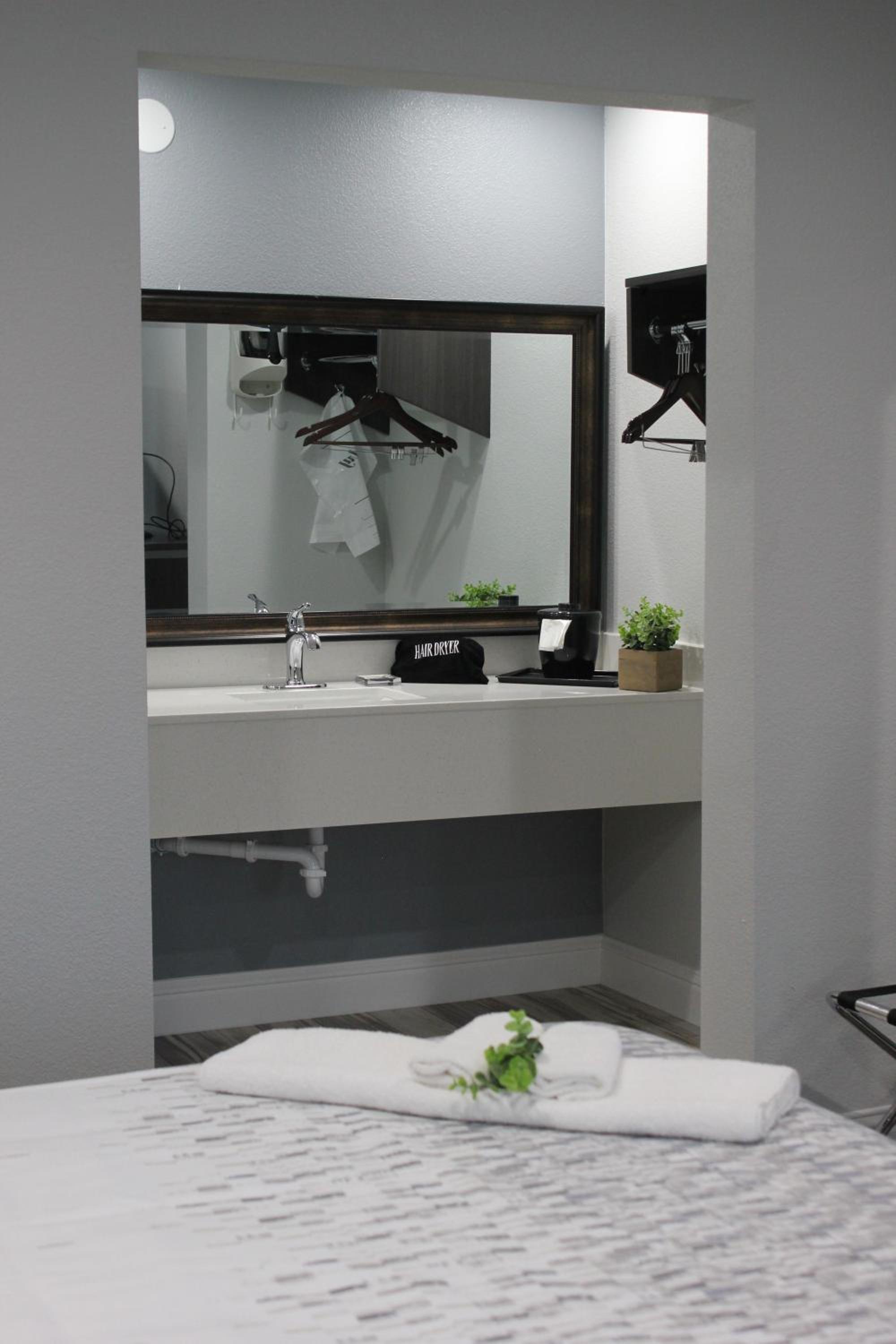 Queen Room with Two Queen Beds - Photo 3
