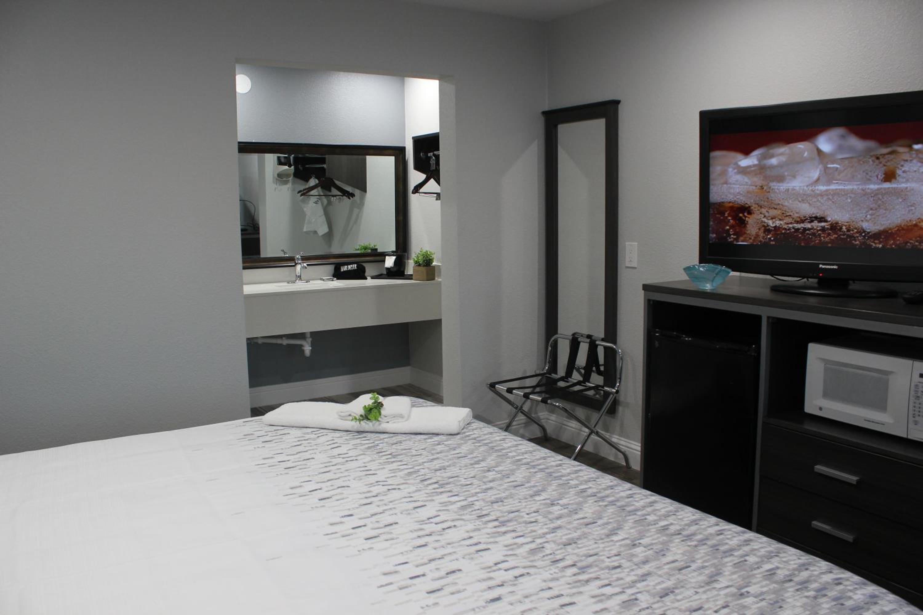 Queen Room with Two Queen Beds - Photo 10