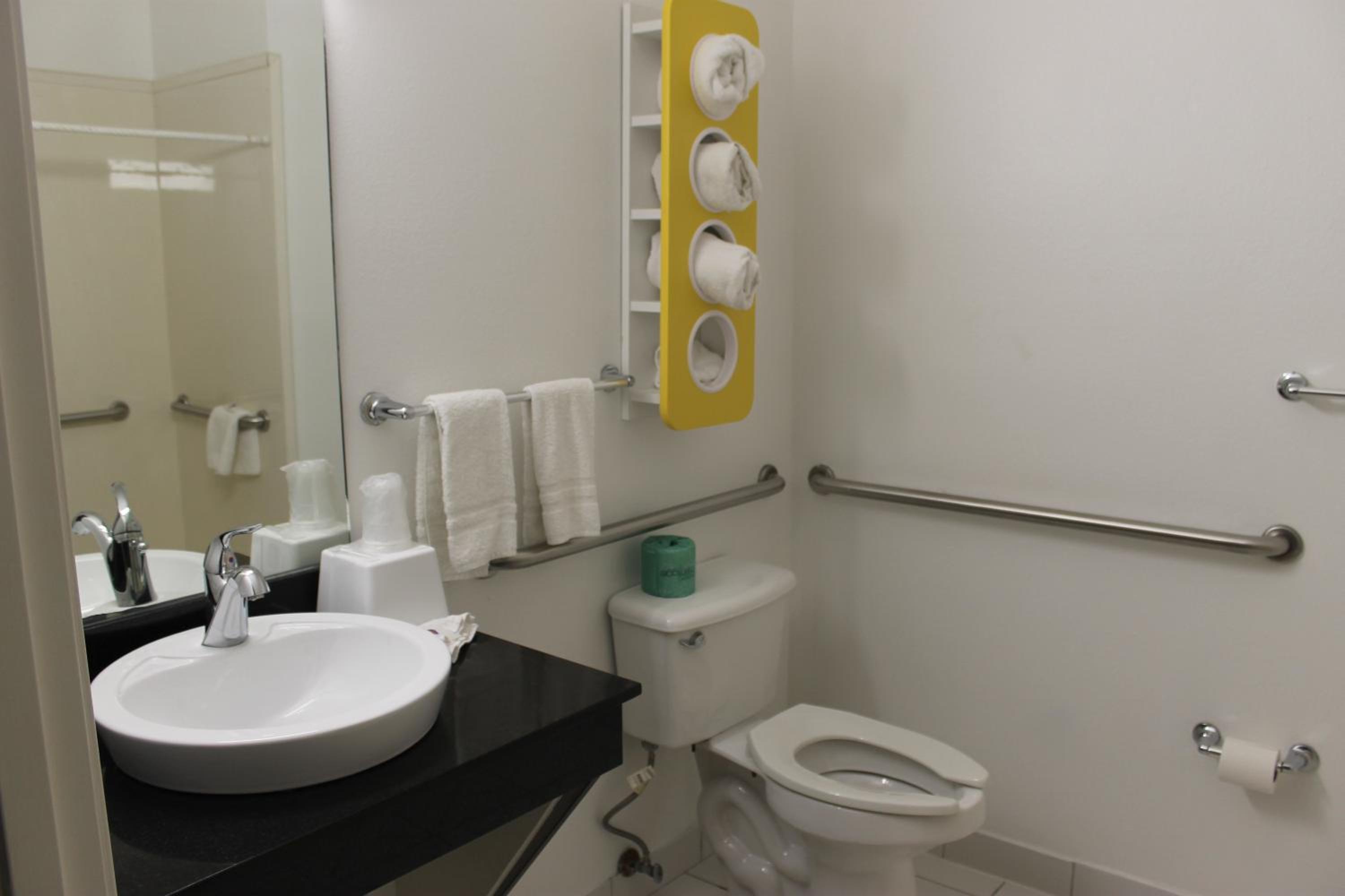 Queen Room - Disability Access - Non-Smoking photo 2