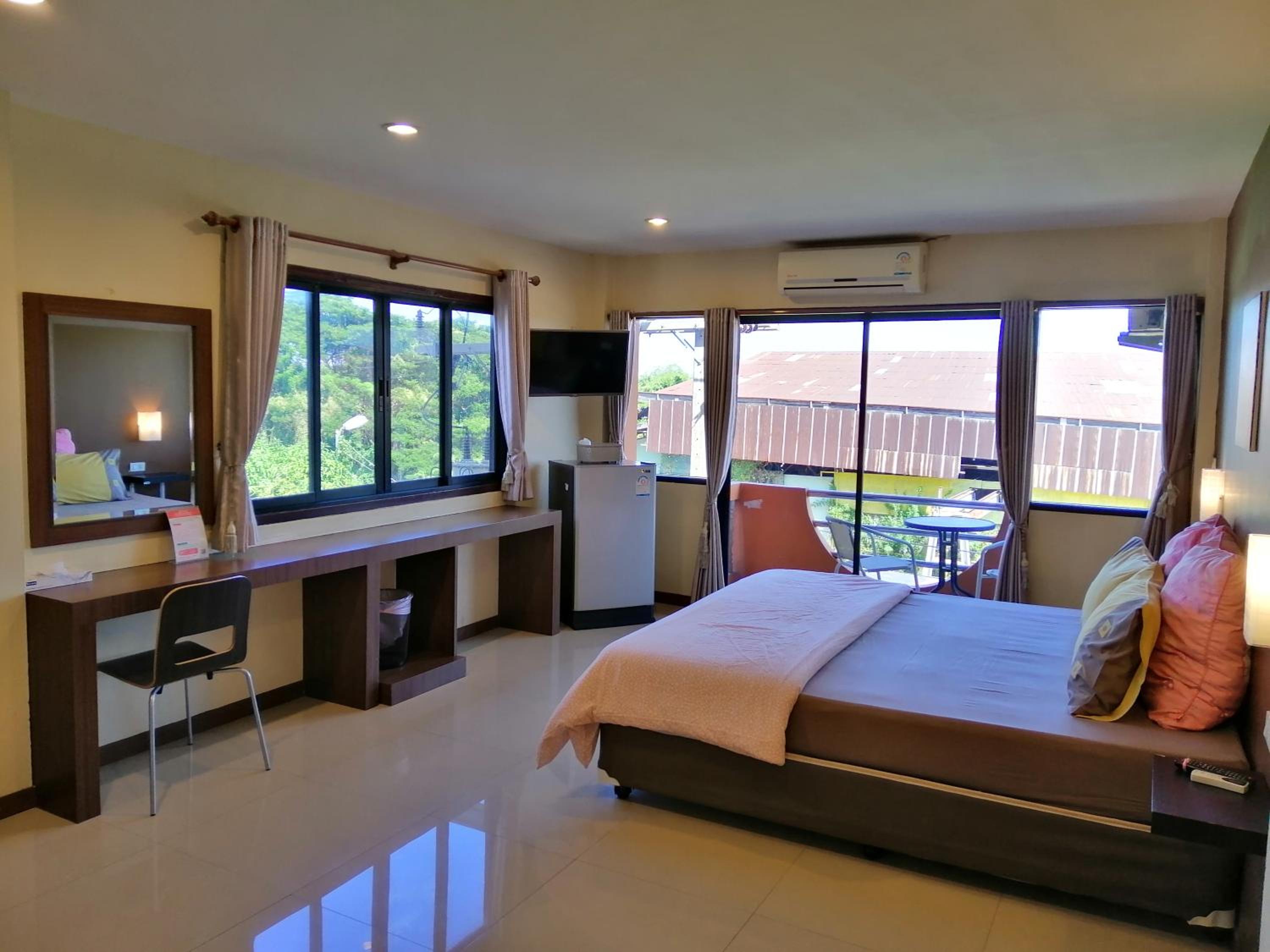 Deluxe Room (2 Adults + 1 Child) - Photo 2
