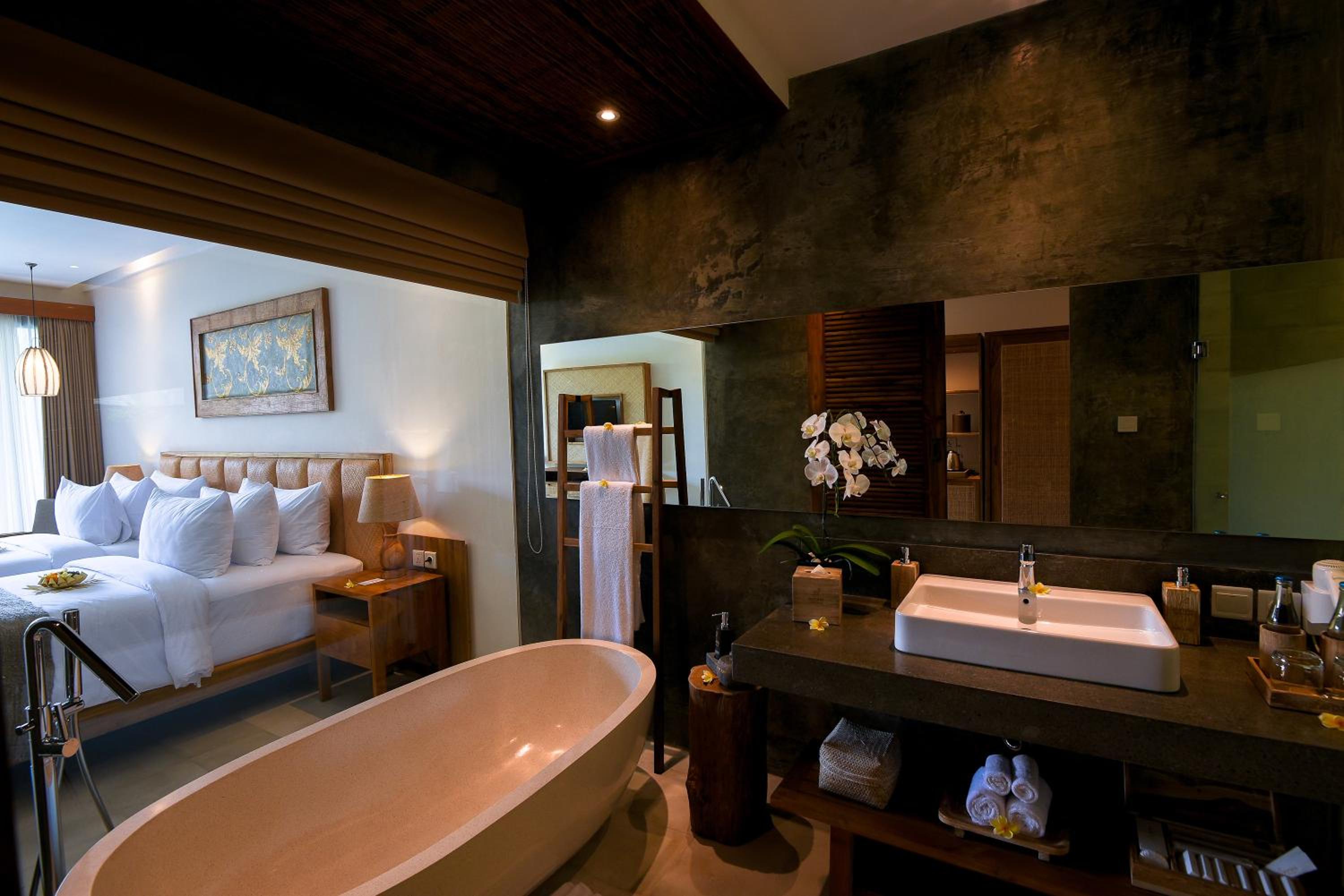 Suite with Pool View - Photo 7