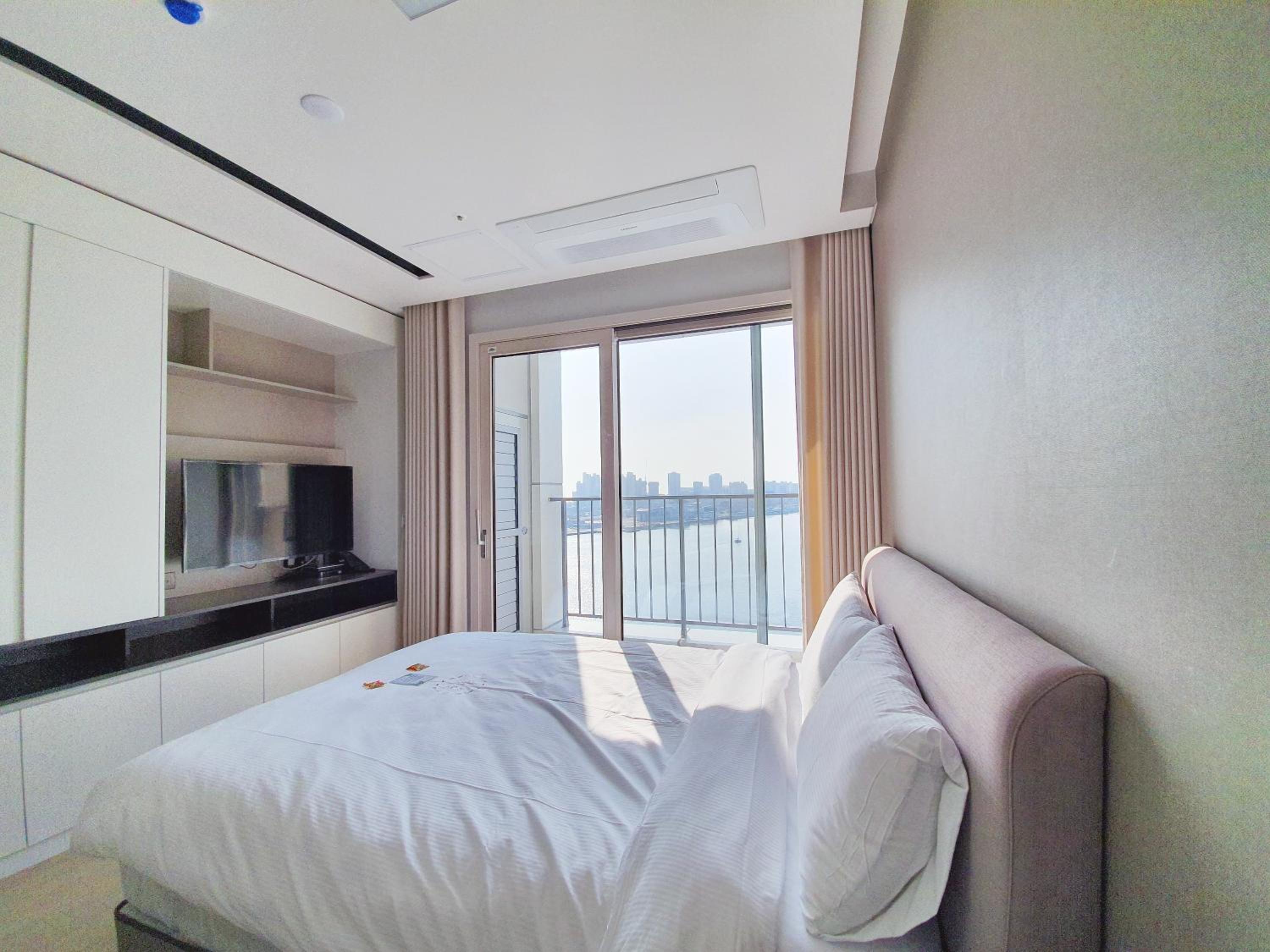 Double Room with Lake View - Photo 8