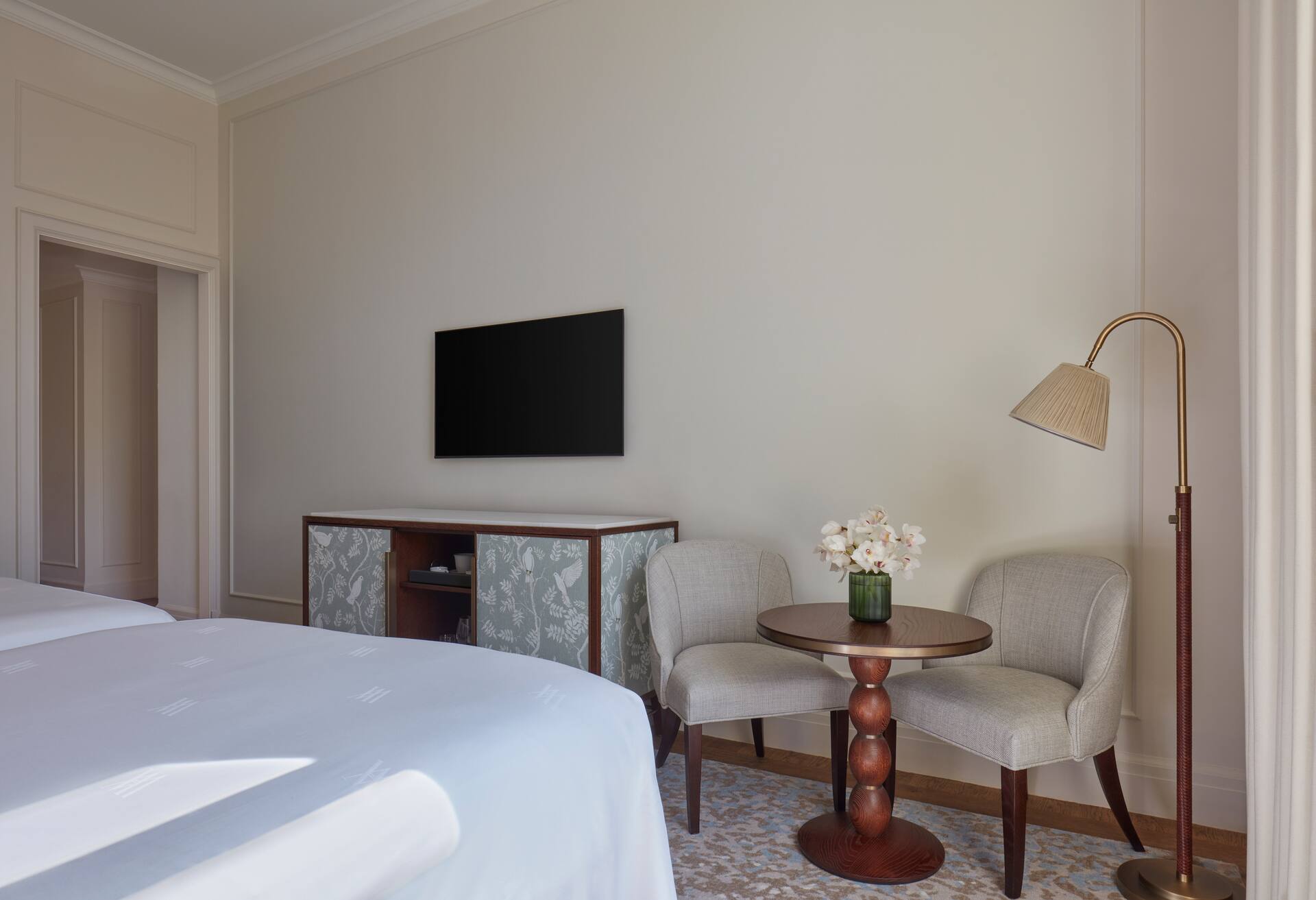 Twin Premier Room thumbnail 5