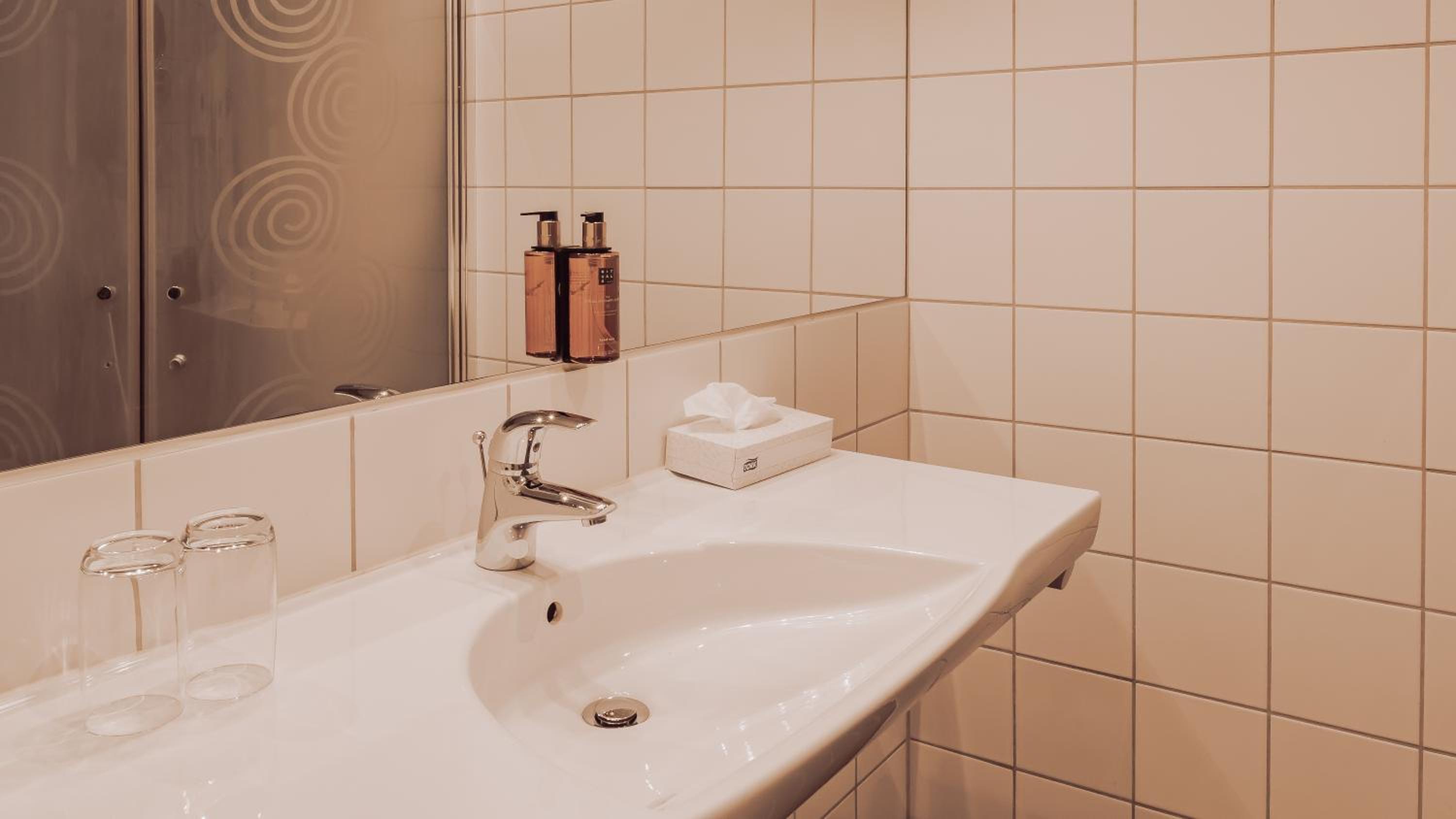 Standard Twin Room - Photo 2