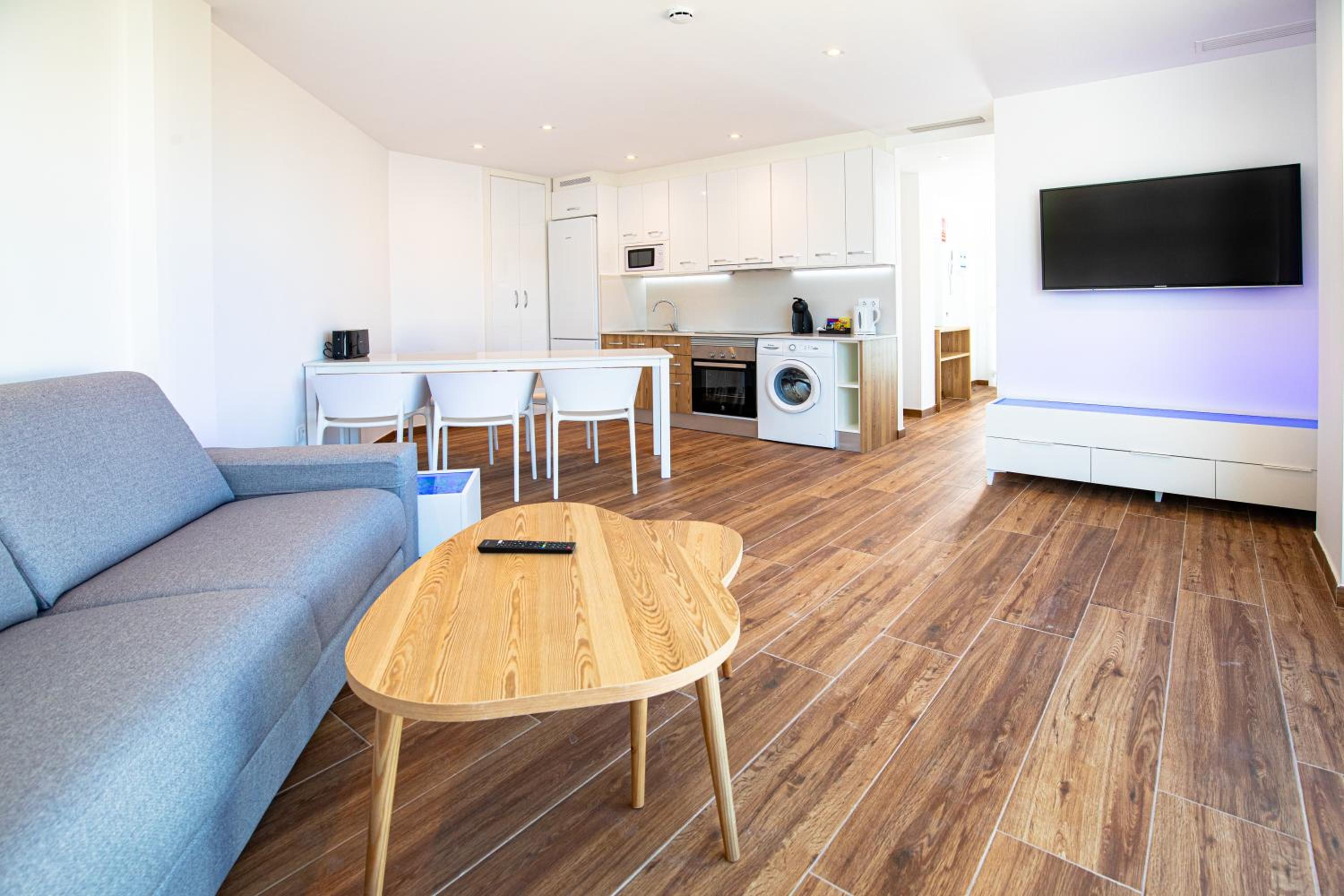 Apartamento con piscina y vista al mar