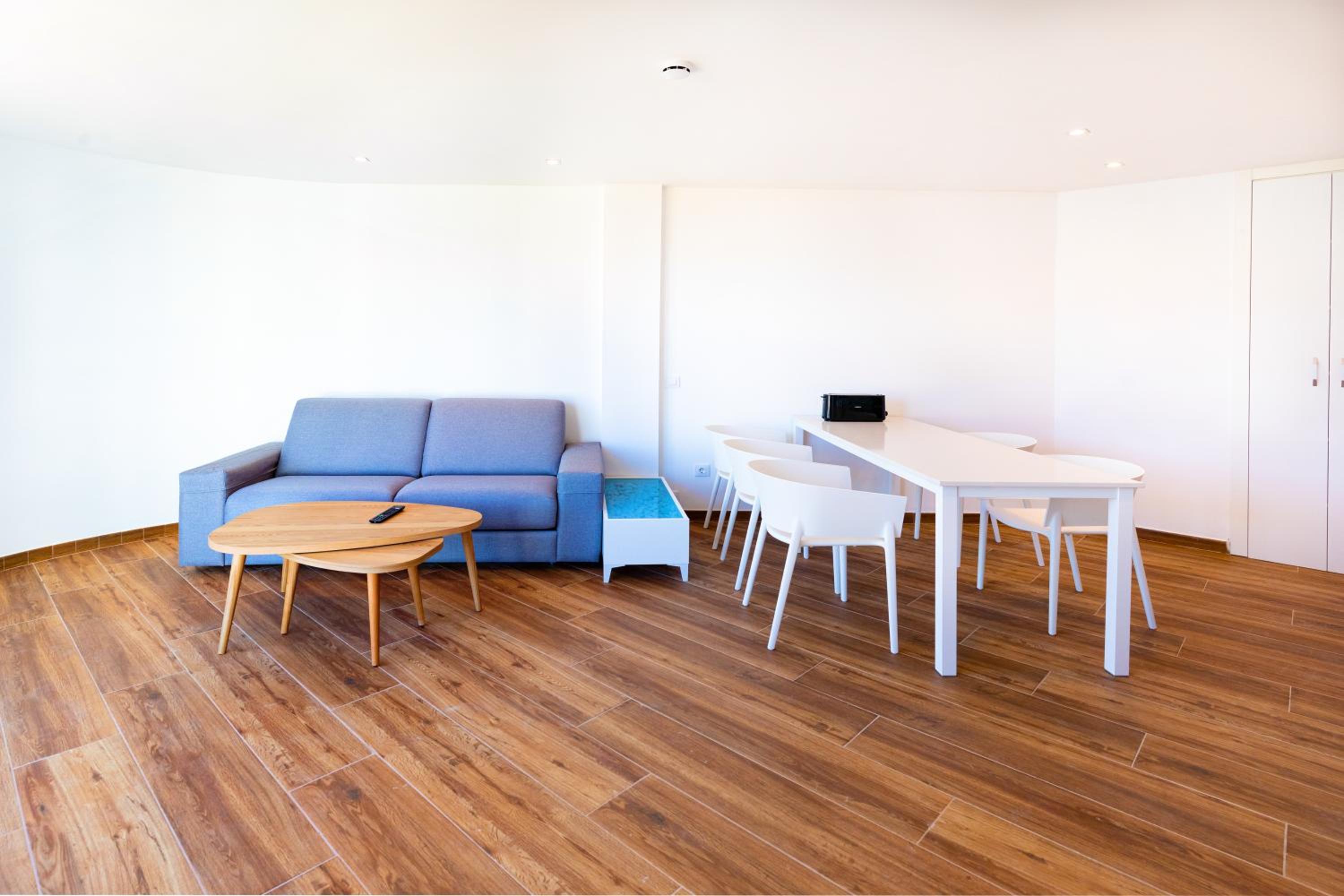 Apartamento con piscina y vista al mar