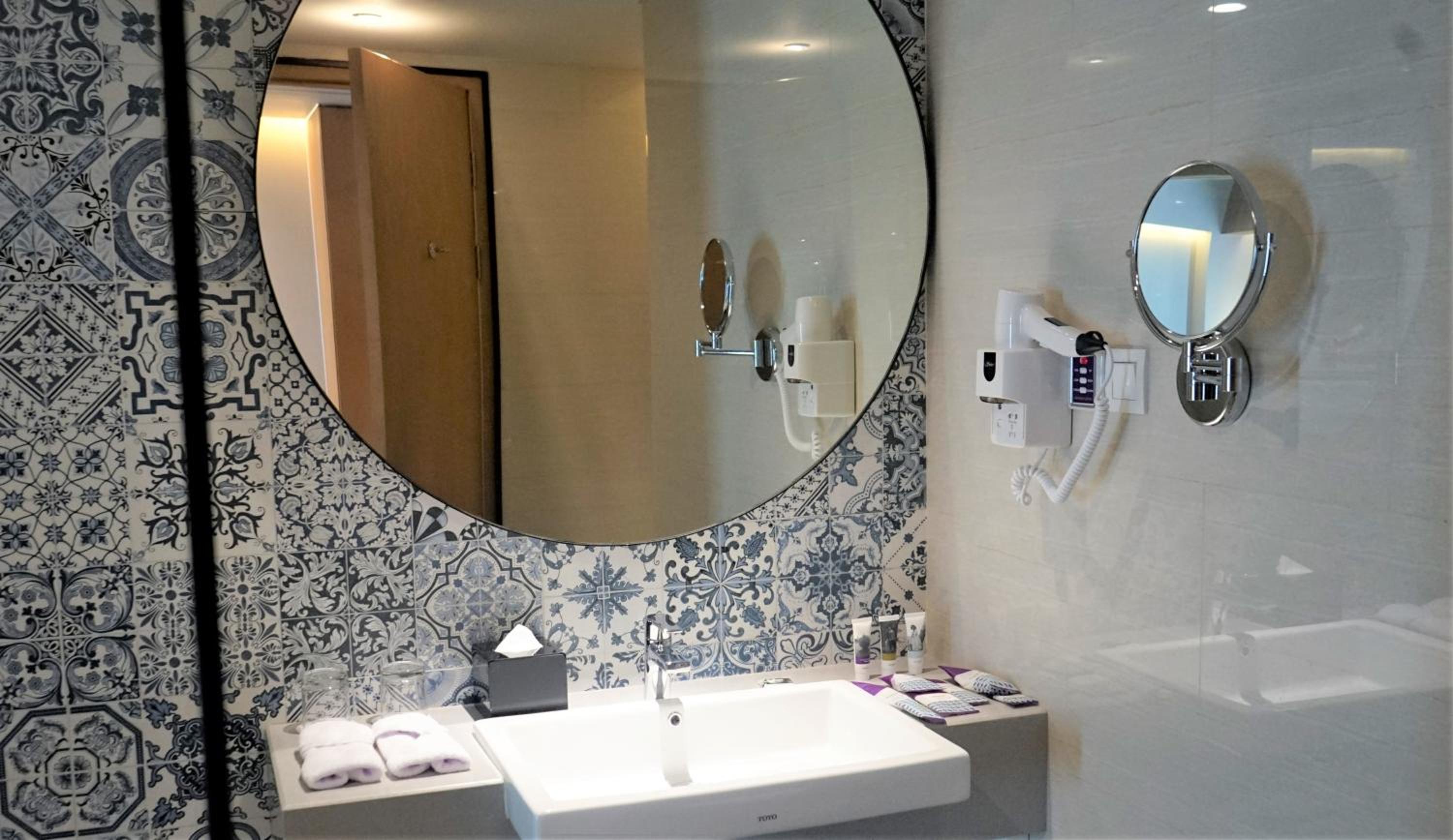 Deluxe King Room - Photo 6